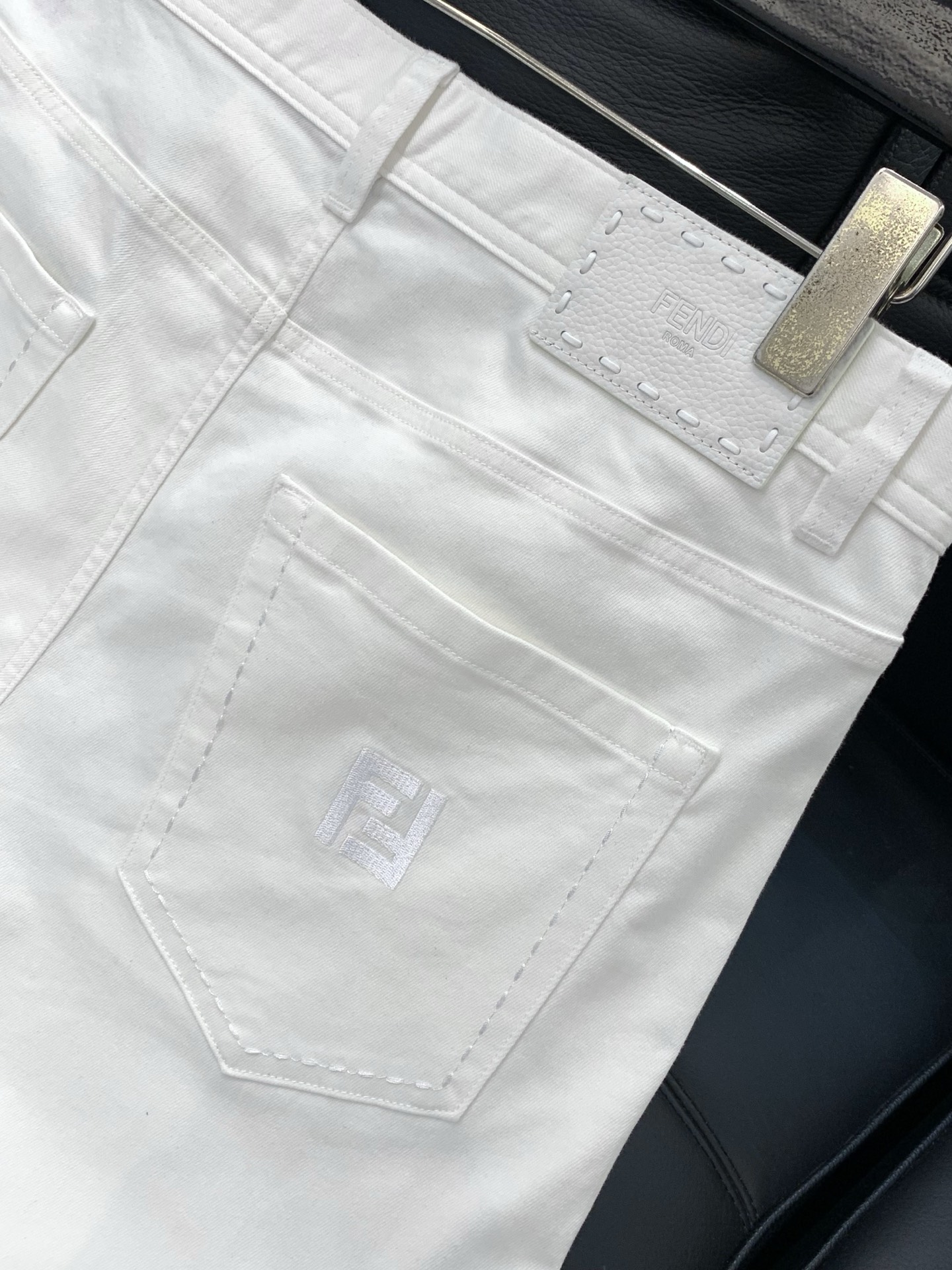 ，Fendi 芬迪，2026春季最新品，专柜同步有售，原单狠货，时尚休闲牛仔裤，进口原版水洗弹力面料，舒