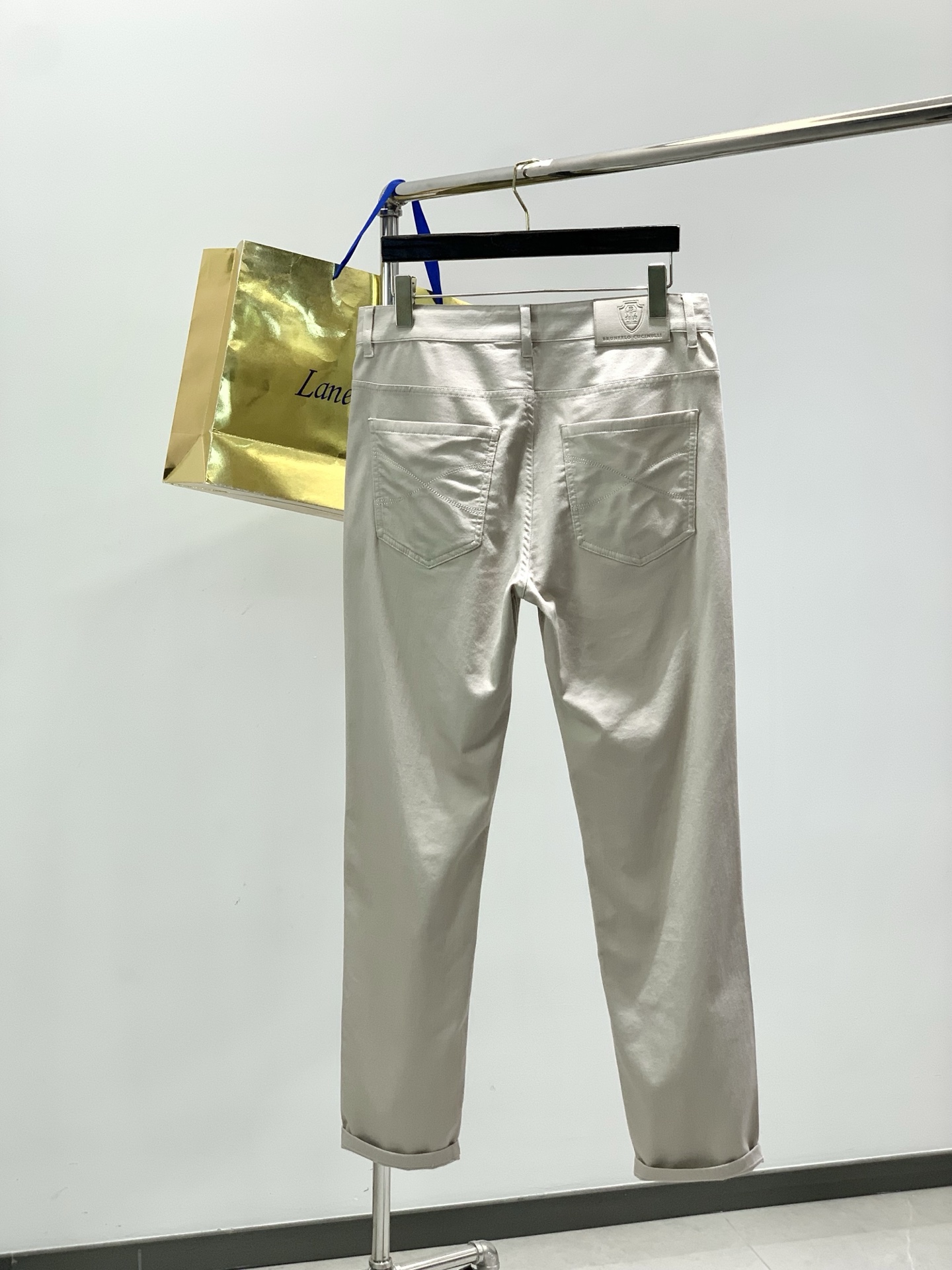 ，意大利神狮，时尚品牌，2026春季新品，时尚休闲裤，专柜同步有售，原单狠货，采用进口原版面料，独特设计