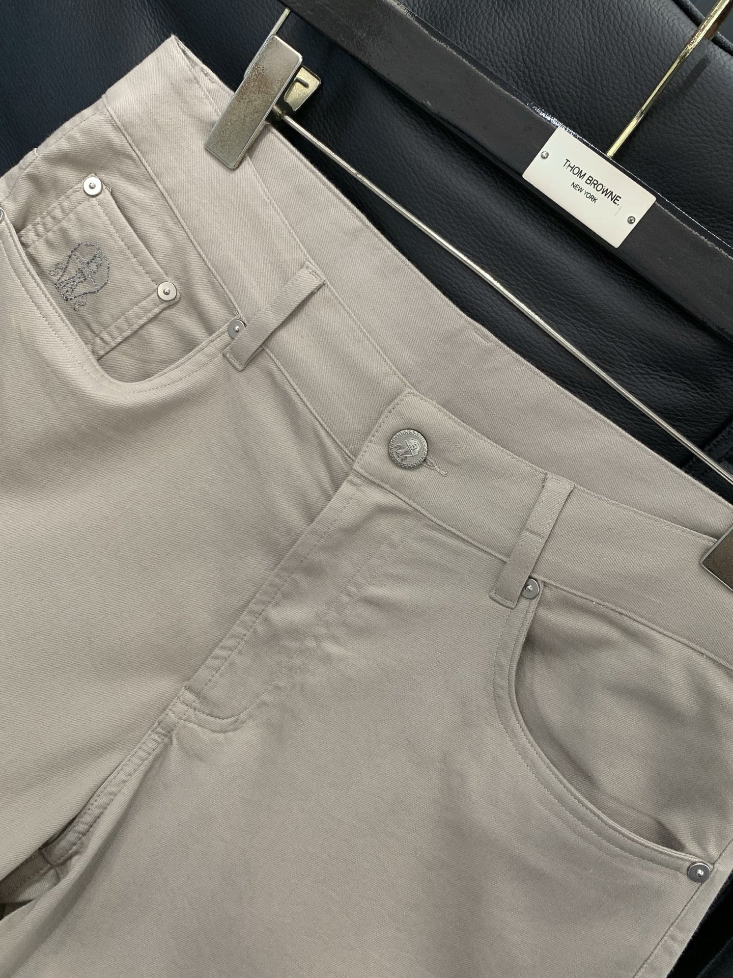 ，意大利神狮，时尚品牌，2026春季新品，时尚休闲裤，专柜同步有售，原单狠货，采用进口原版面料，独特设计