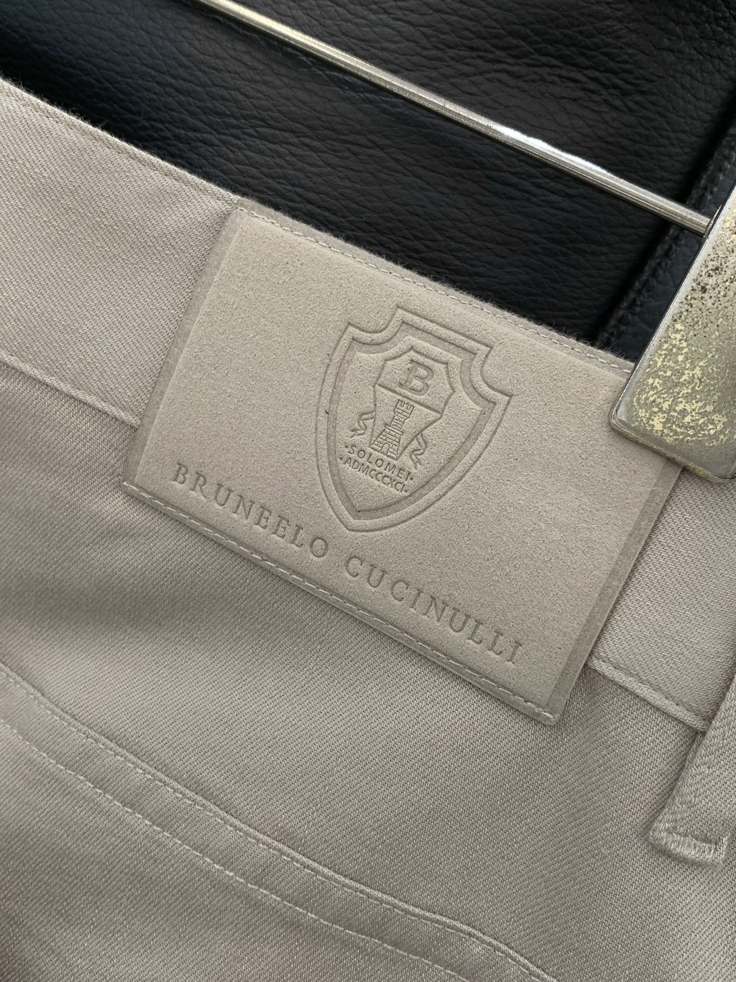 ，意大利神狮，时尚品牌，2026春季新品，时尚休闲裤，专柜同步有售，原单狠货，采用进口原版面料，独特设计