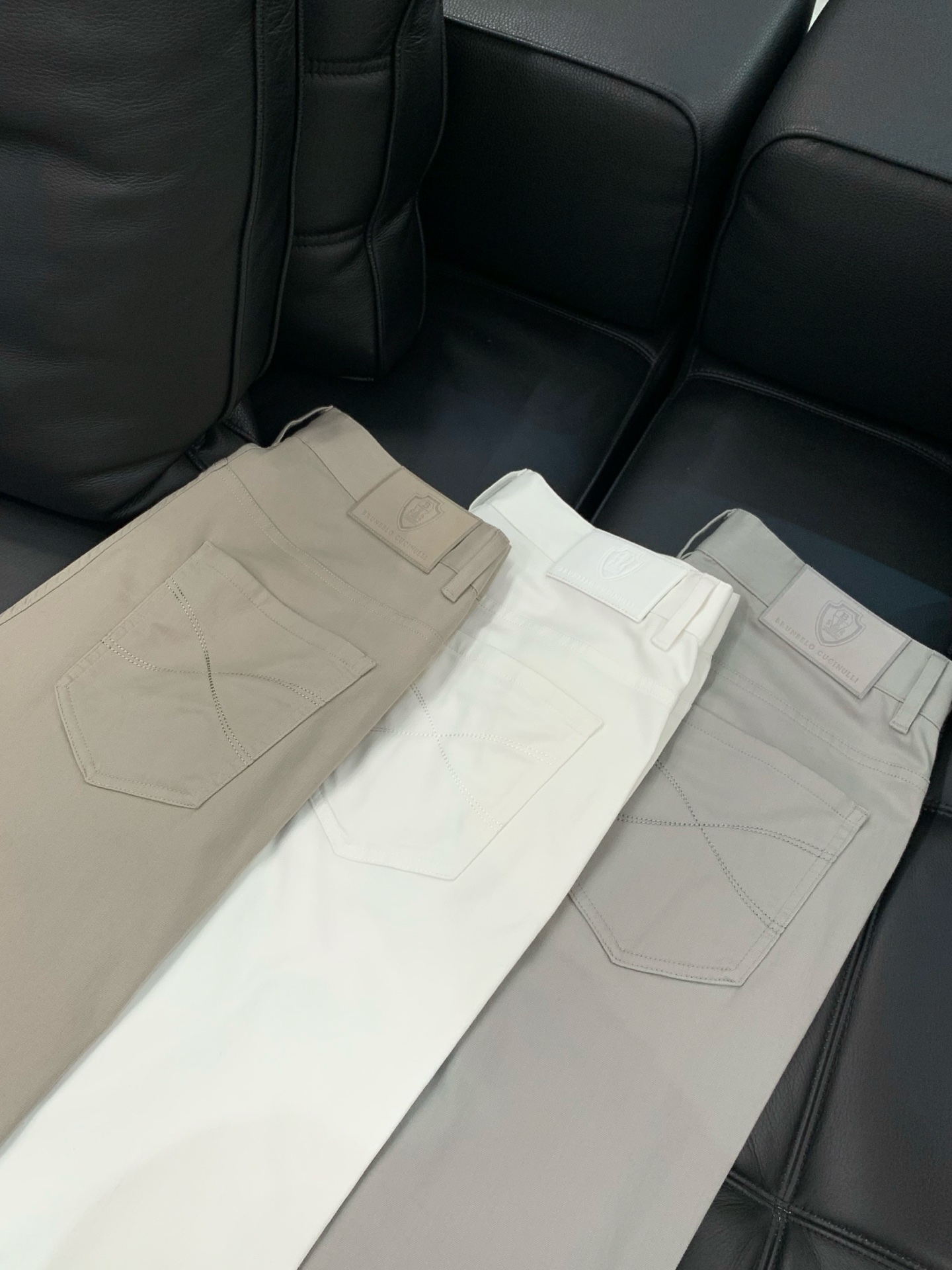 ，意大利神狮，时尚品牌，2026春季新品，时尚休闲裤，专柜同步有售，原单狠货，采用进口原版面料，独特设计