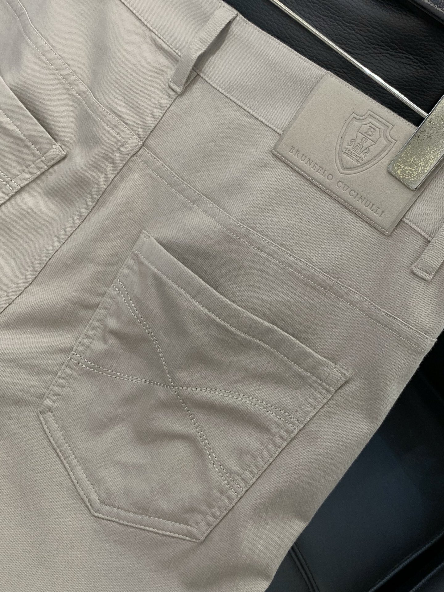 ，意大利神狮，时尚品牌，2026春季新品，时尚休闲裤，专柜同步有售，原单狠货，采用进口原版面料，独特设计