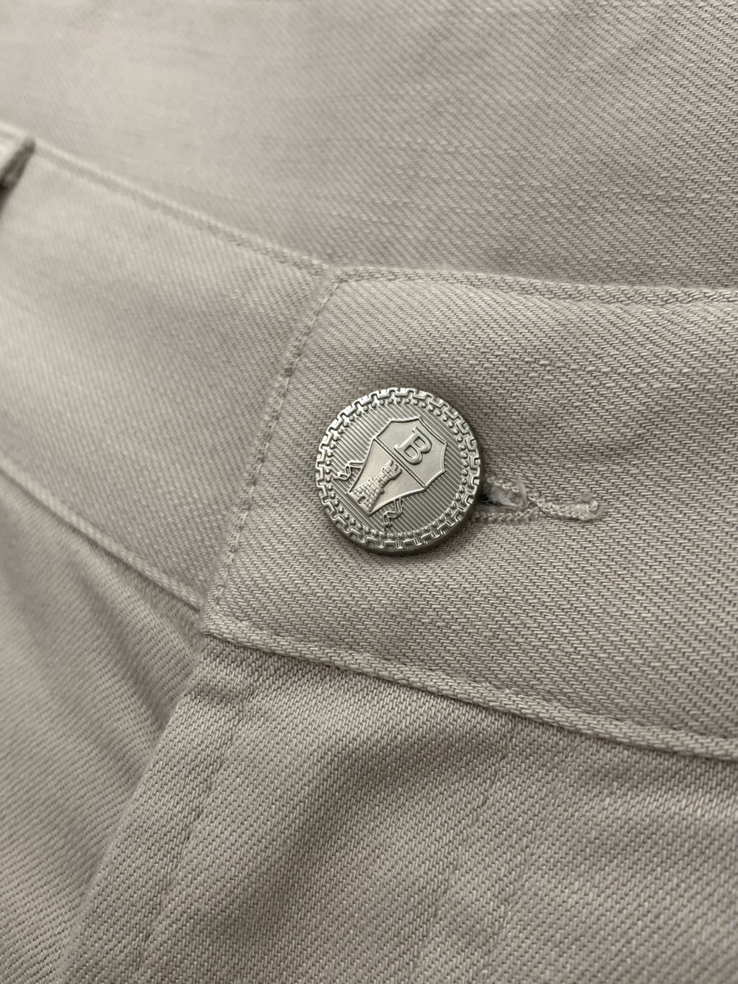 ，意大利神狮，时尚品牌，2026春季新品，时尚休闲裤，专柜同步有售，原单狠货，采用进口原版面料，独特设计