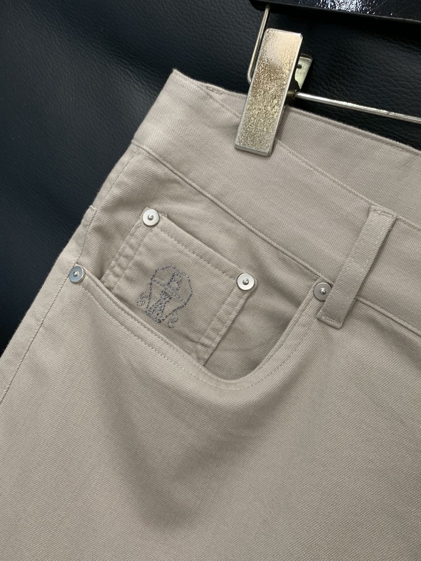 ，意大利神狮，时尚品牌，2026春季新品，时尚休闲裤，专柜同步有售，原单狠货，采用进口原版面料，独特设计