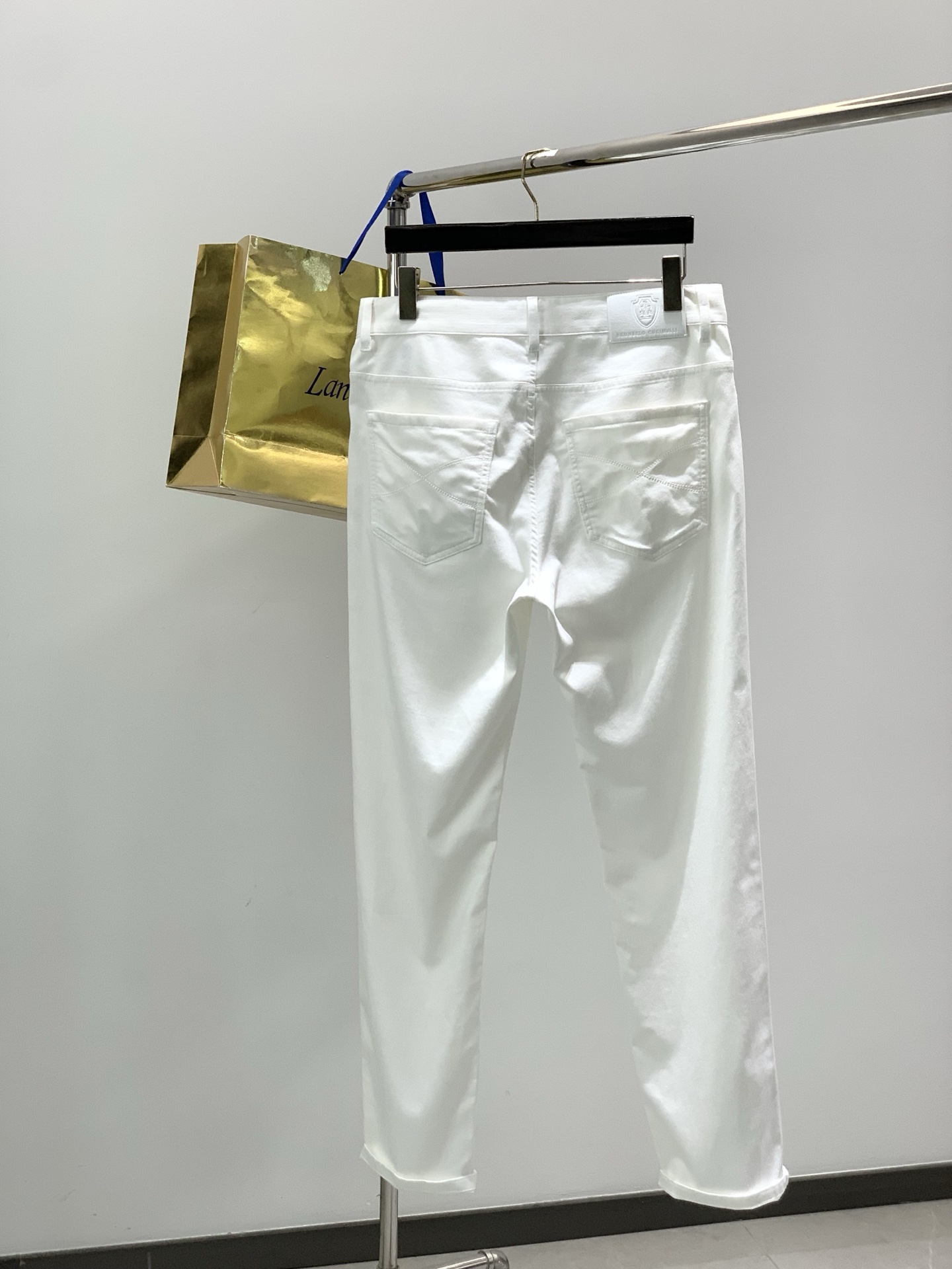 ，意大利神狮，时尚品牌，2026春季新品，时尚休闲裤，专柜同步有售，原单狠货，采用进口原版面料，独特设计