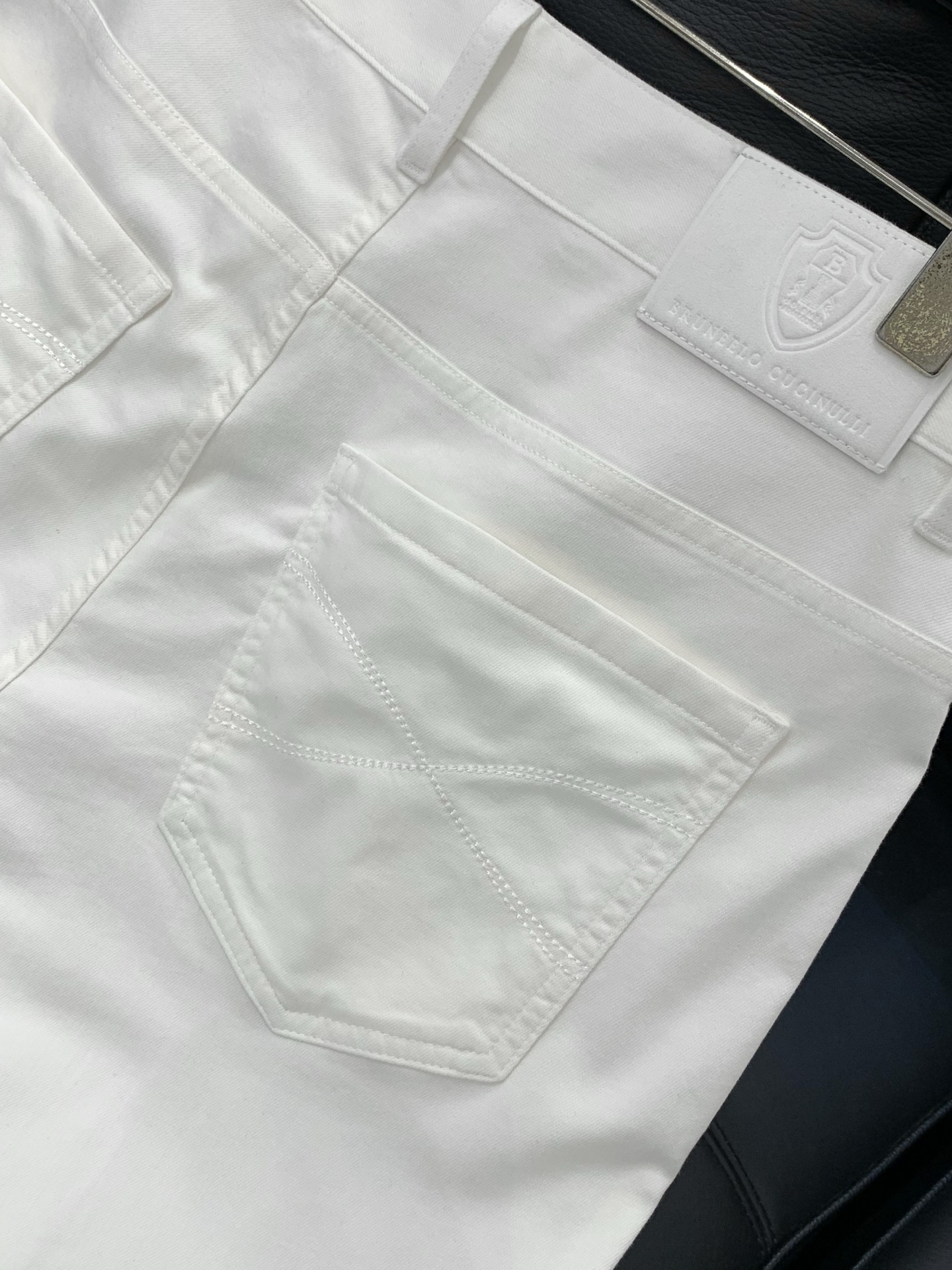 ，意大利神狮，时尚品牌，2026春季新品，时尚休闲裤，专柜同步有售，原单狠货，采用进口原版面料，独特设计