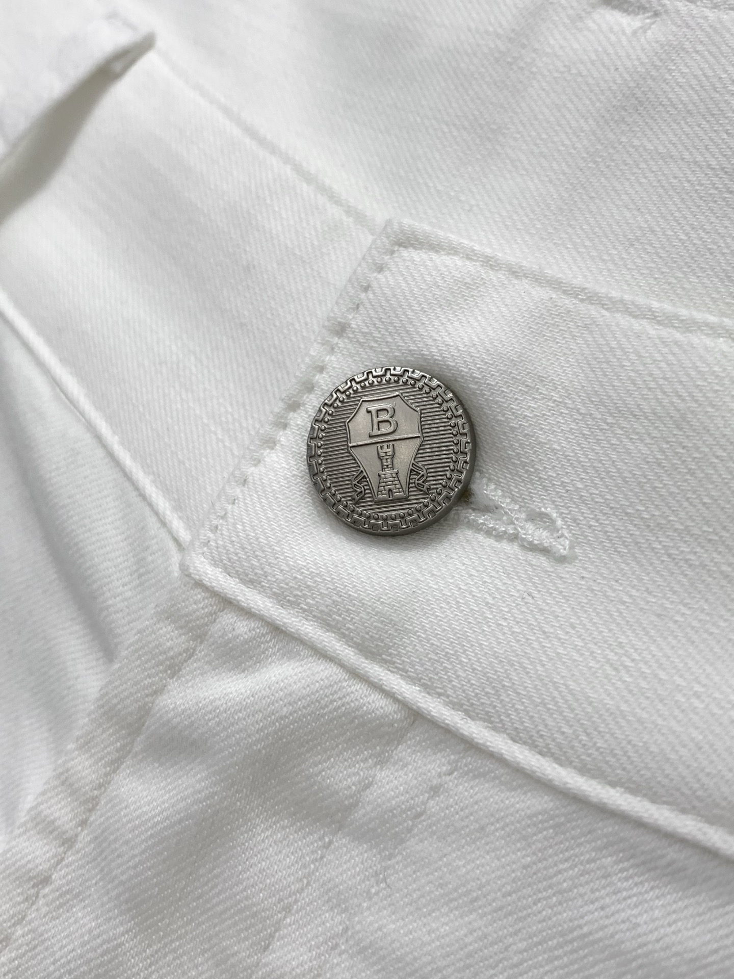 ，意大利神狮，时尚品牌，2026春季新品，时尚休闲裤，专柜同步有售，原单狠货，采用进口原版面料，独特设计