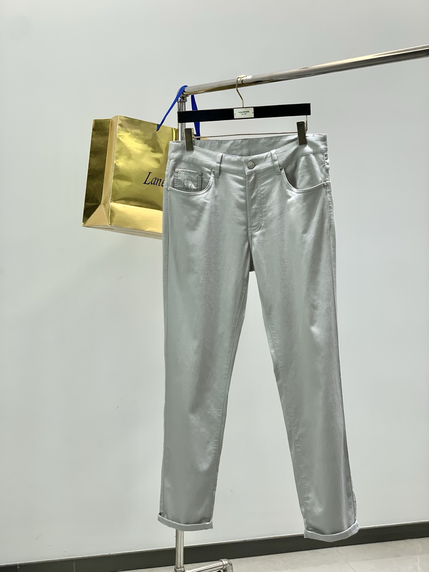 ，意大利神狮，时尚品牌，2026春季新品，时尚休闲裤，专柜同步有售，原单狠货，采用进口原版面料，独特设计