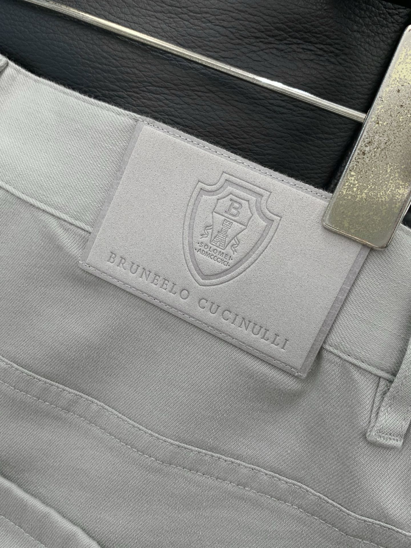 ，意大利神狮，时尚品牌，2026春季新品，时尚休闲裤，专柜同步有售，原单狠货，采用进口原版面料，独特设计