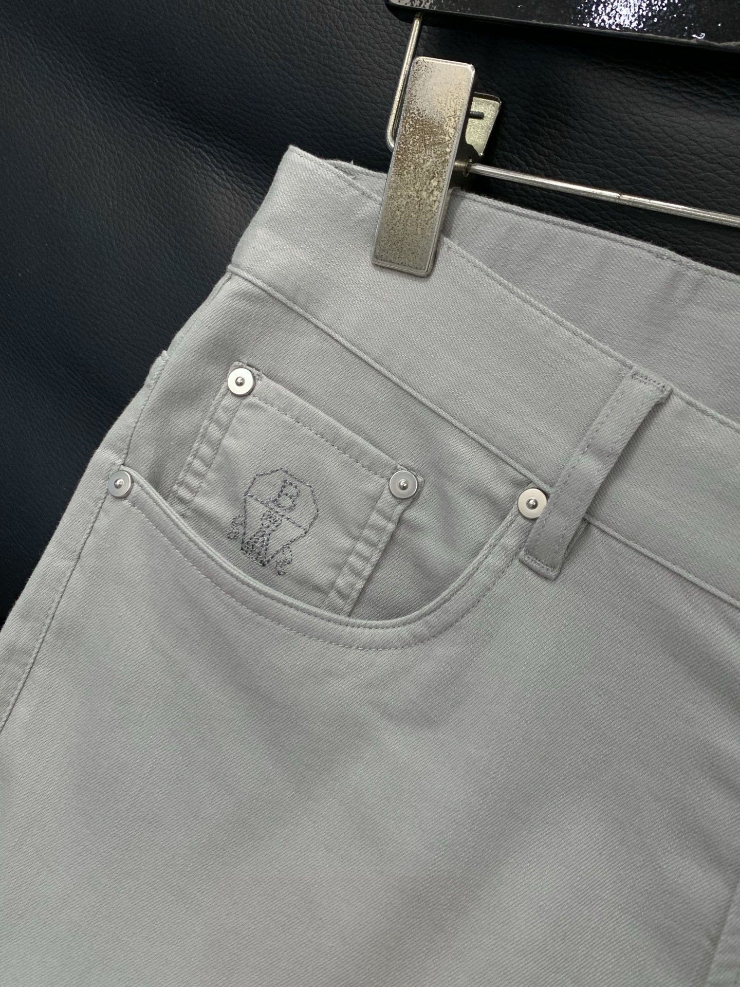 ，意大利神狮，时尚品牌，2026春季新品，时尚休闲裤，专柜同步有售，原单狠货，采用进口原版面料，独特设计