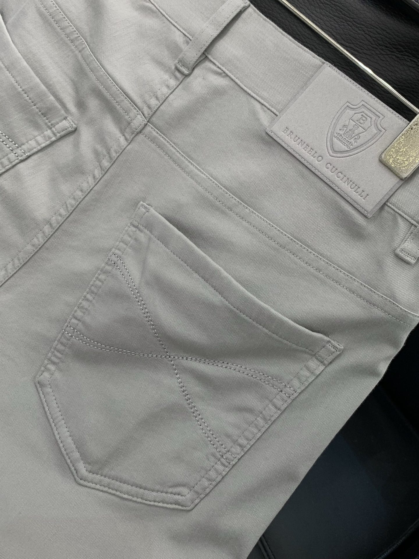 ，意大利神狮，时尚品牌，2026春季新品，时尚休闲裤，专柜同步有售，原单狠货，采用进口原版面料，独特设计