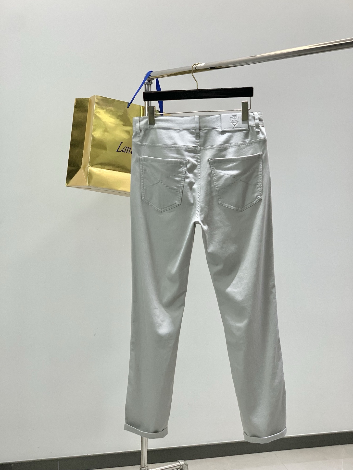 ，意大利神狮，时尚品牌，2026春季新品，时尚休闲裤，专柜同步有售，原单狠货，采用进口原版面料，独特设计