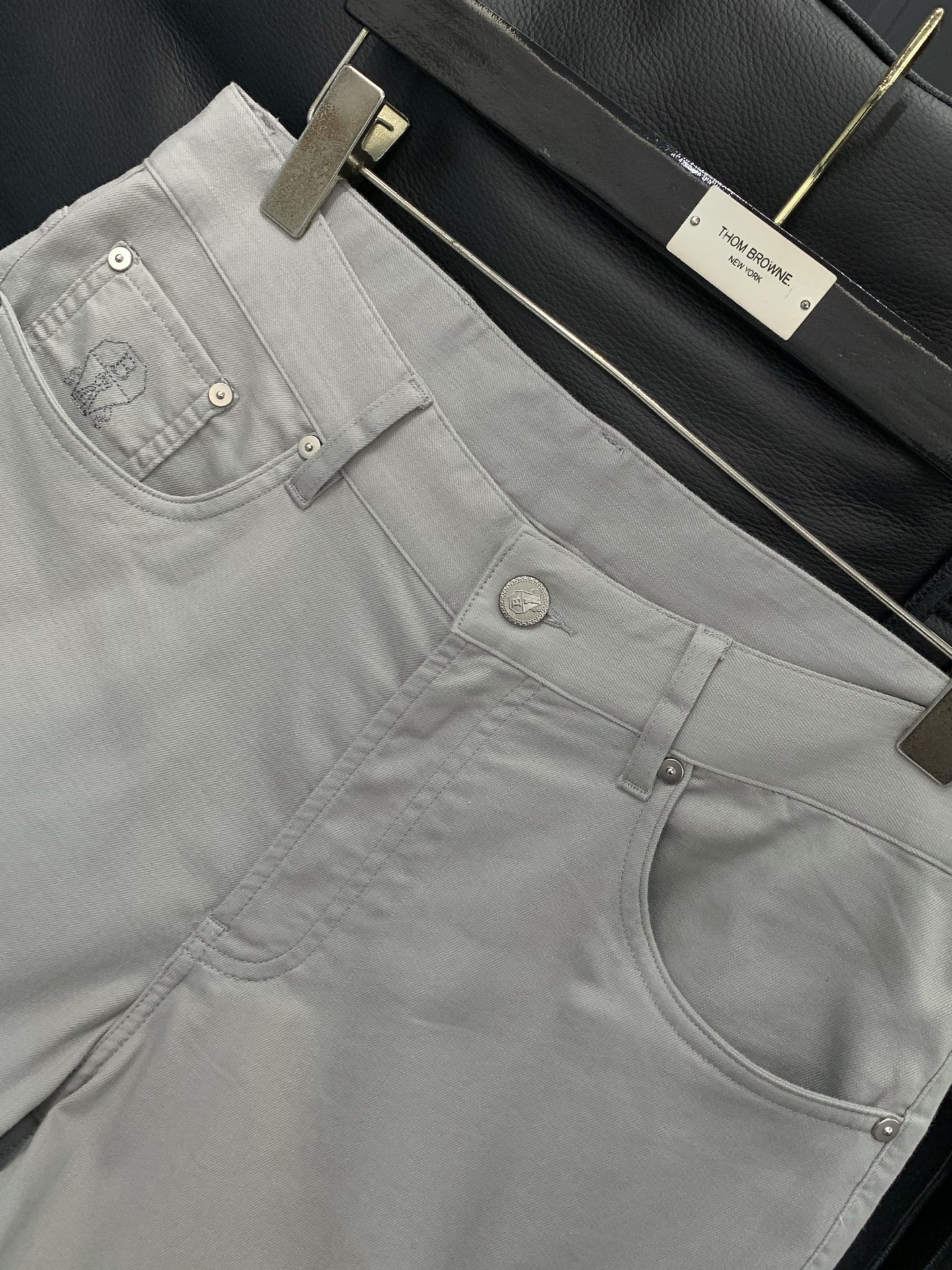 ，意大利神狮，时尚品牌，2026春季新品，时尚休闲裤，专柜同步有售，原单狠货，采用进口原版面料，独特设计