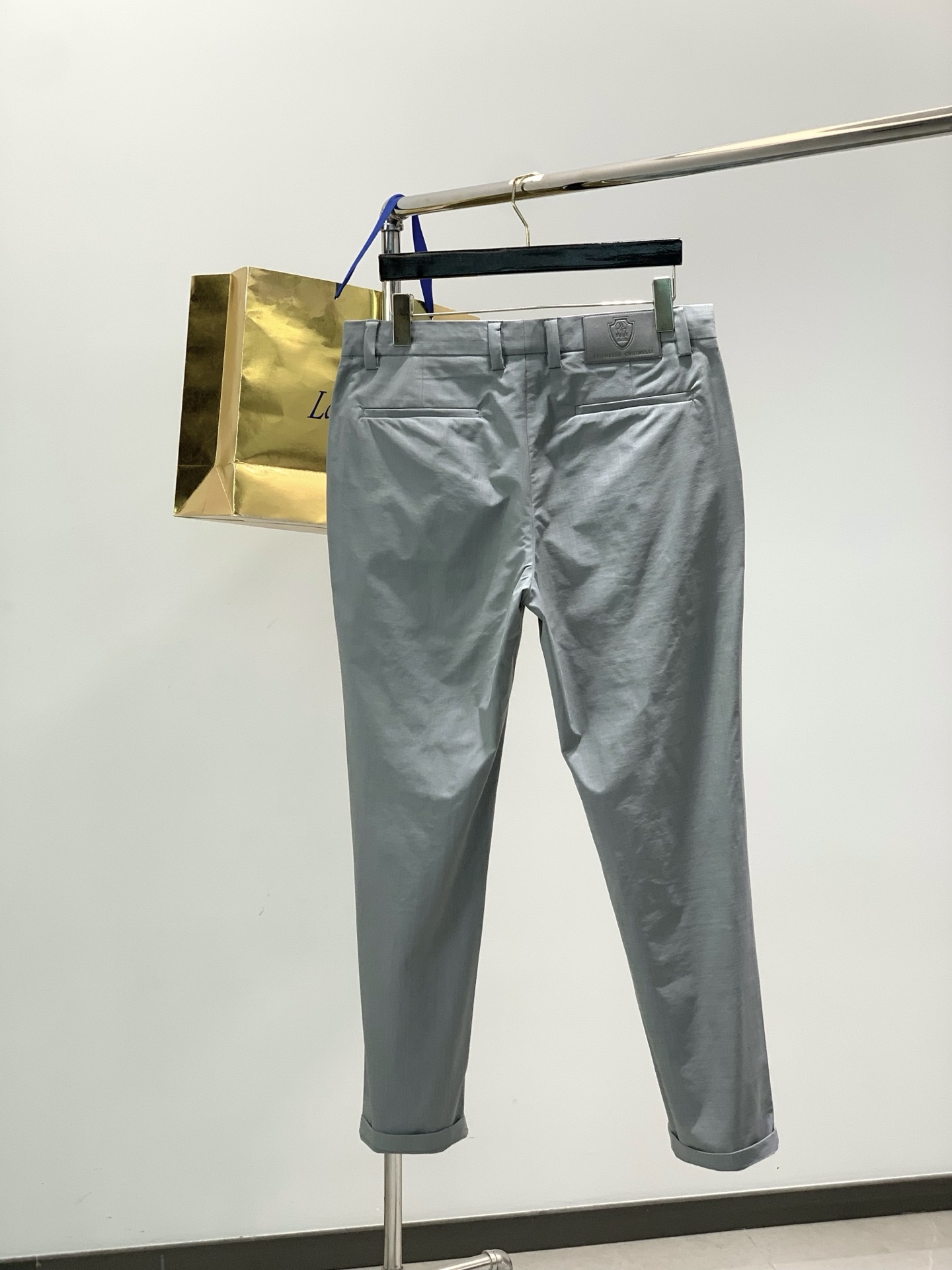 ，意大利神狮，时尚品牌，2026春季新品，时尚休闲西裤，专柜同步有售，原单狠货，采用进口原版面料，独特设