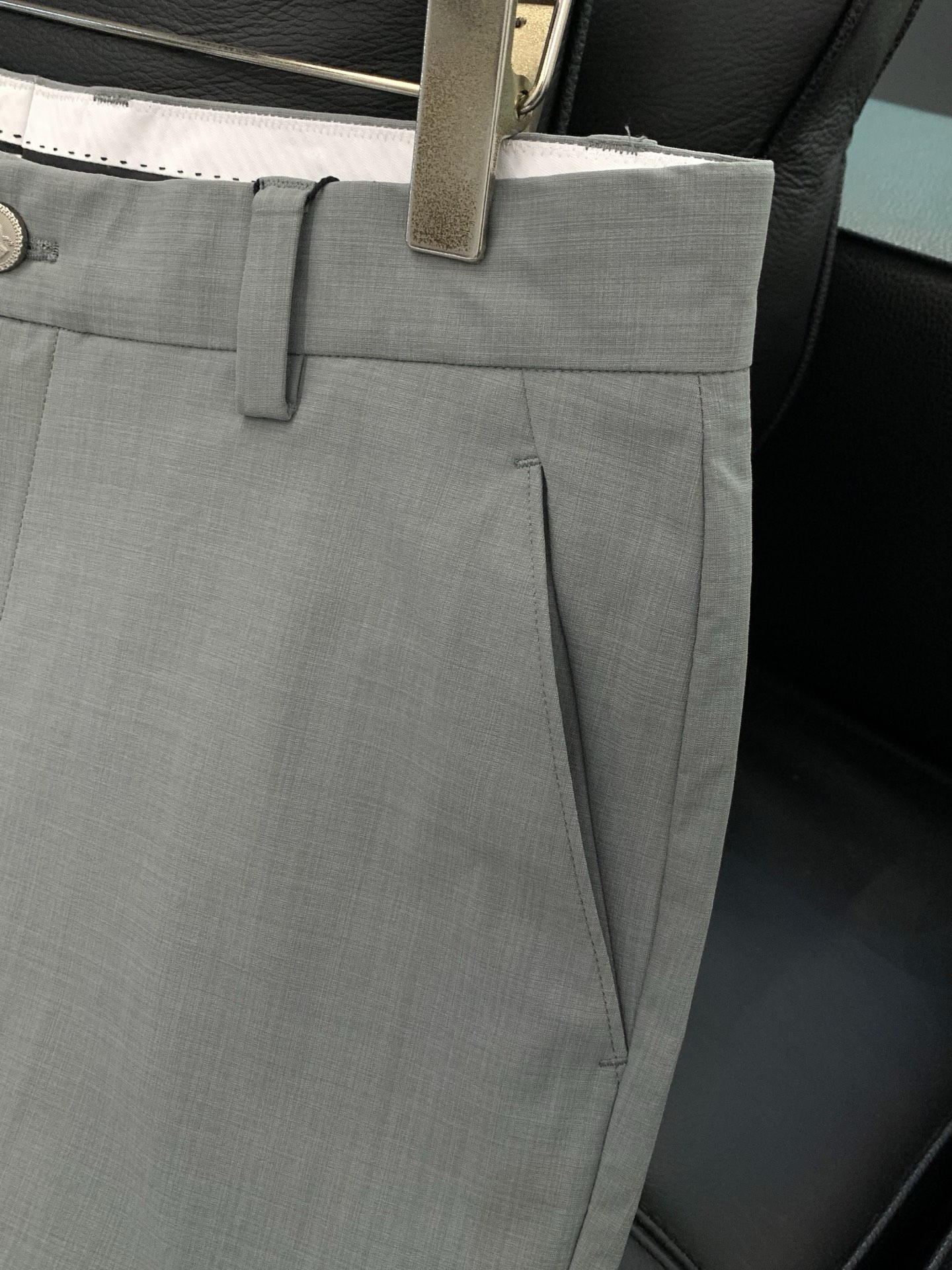 ，意大利神狮，时尚品牌，2026春季新品，时尚休闲西裤，专柜同步有售，原单狠货，采用进口原版面料，独特设