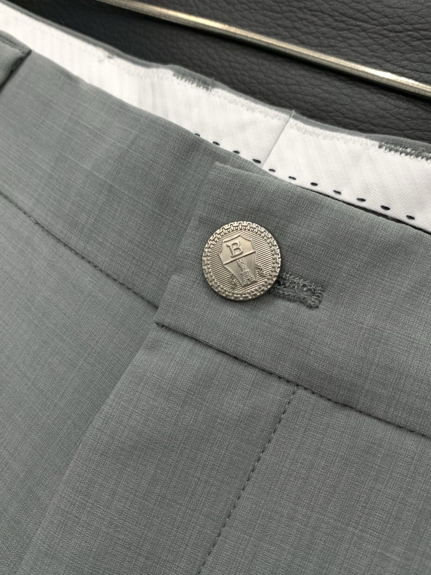 ，意大利神狮，时尚品牌，2026春季新品，时尚休闲西裤，专柜同步有售，原单狠货，采用进口原版面料，独特设