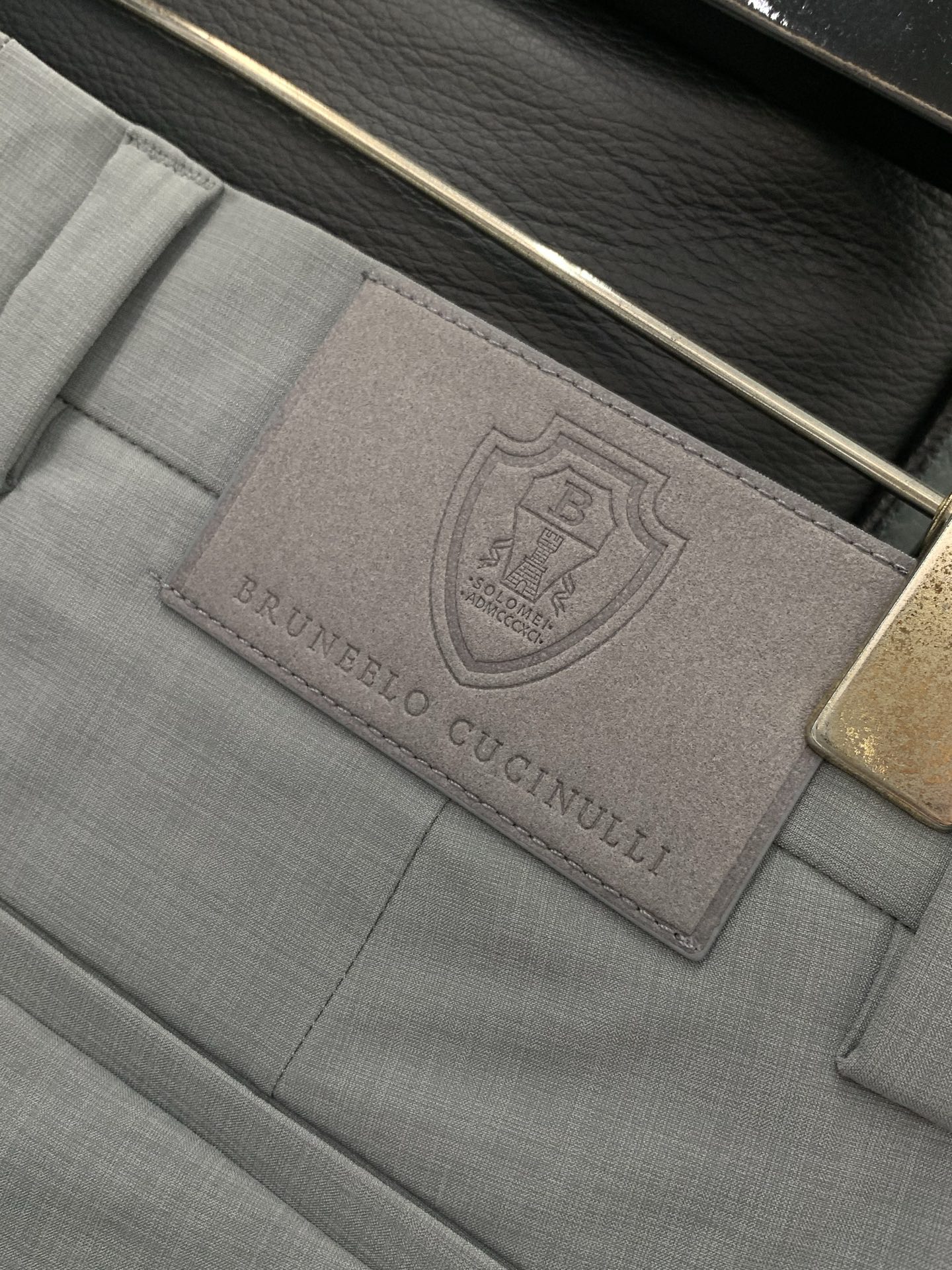 ，意大利神狮，时尚品牌，2026春季新品，时尚休闲西裤，专柜同步有售，原单狠货，采用进口原版面料，独特设