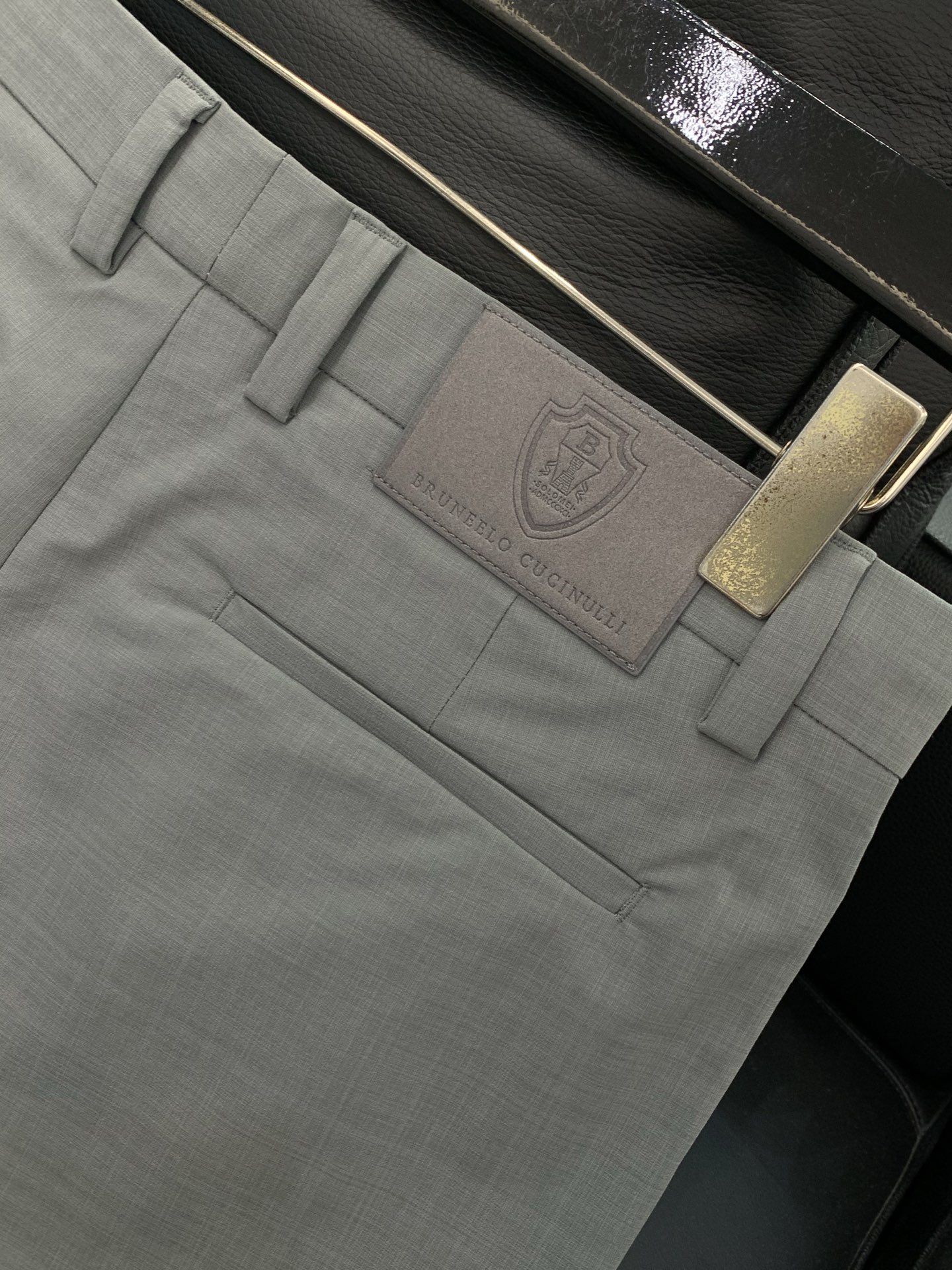 ，意大利神狮，时尚品牌，2026春季新品，时尚休闲西裤，专柜同步有售，原单狠货，采用进口原版面料，独特设