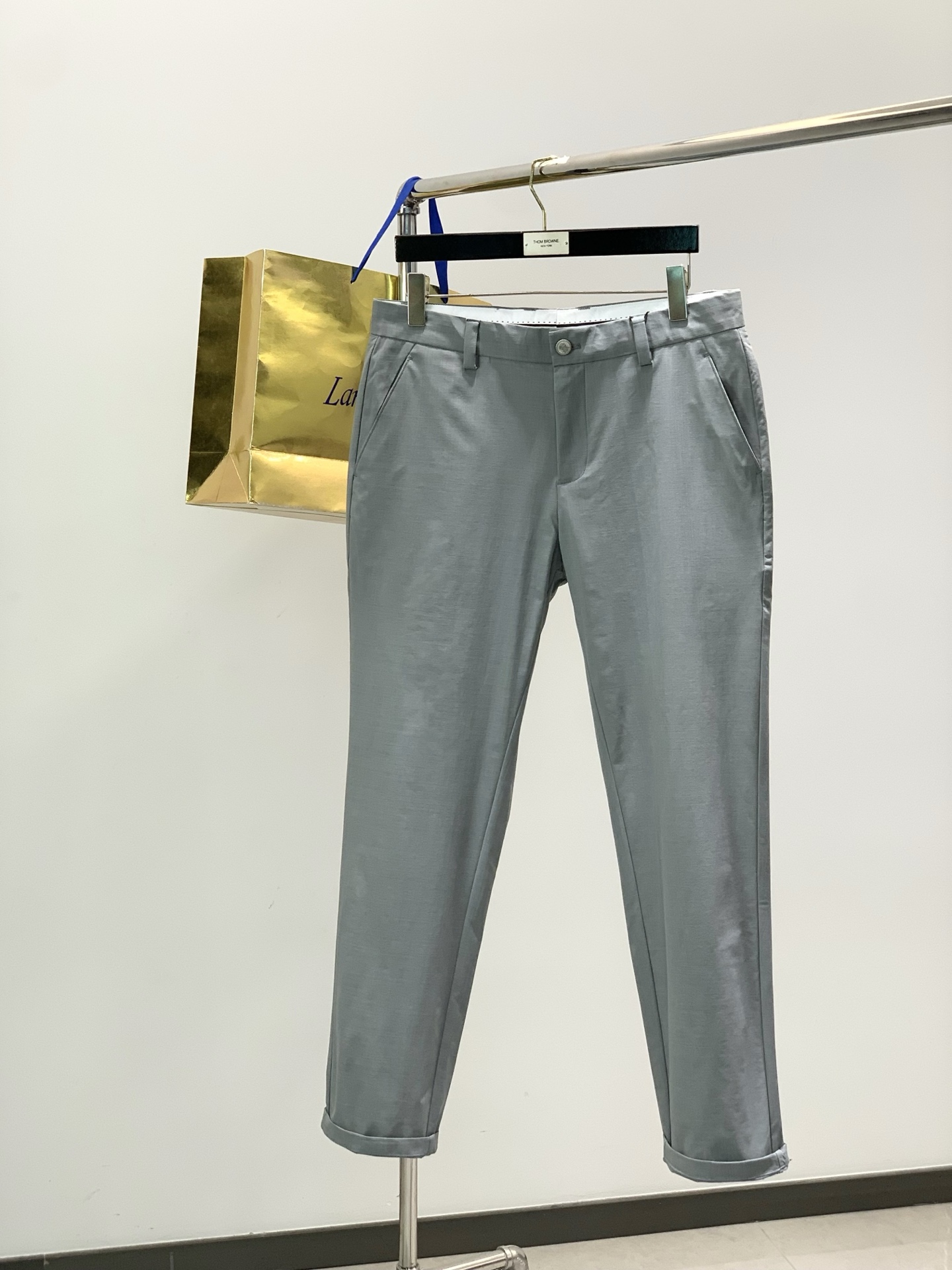 ，意大利神狮，时尚品牌，2026春季新品，时尚休闲西裤，专柜同步有售，原单狠货，采用进口原版面料，独特设