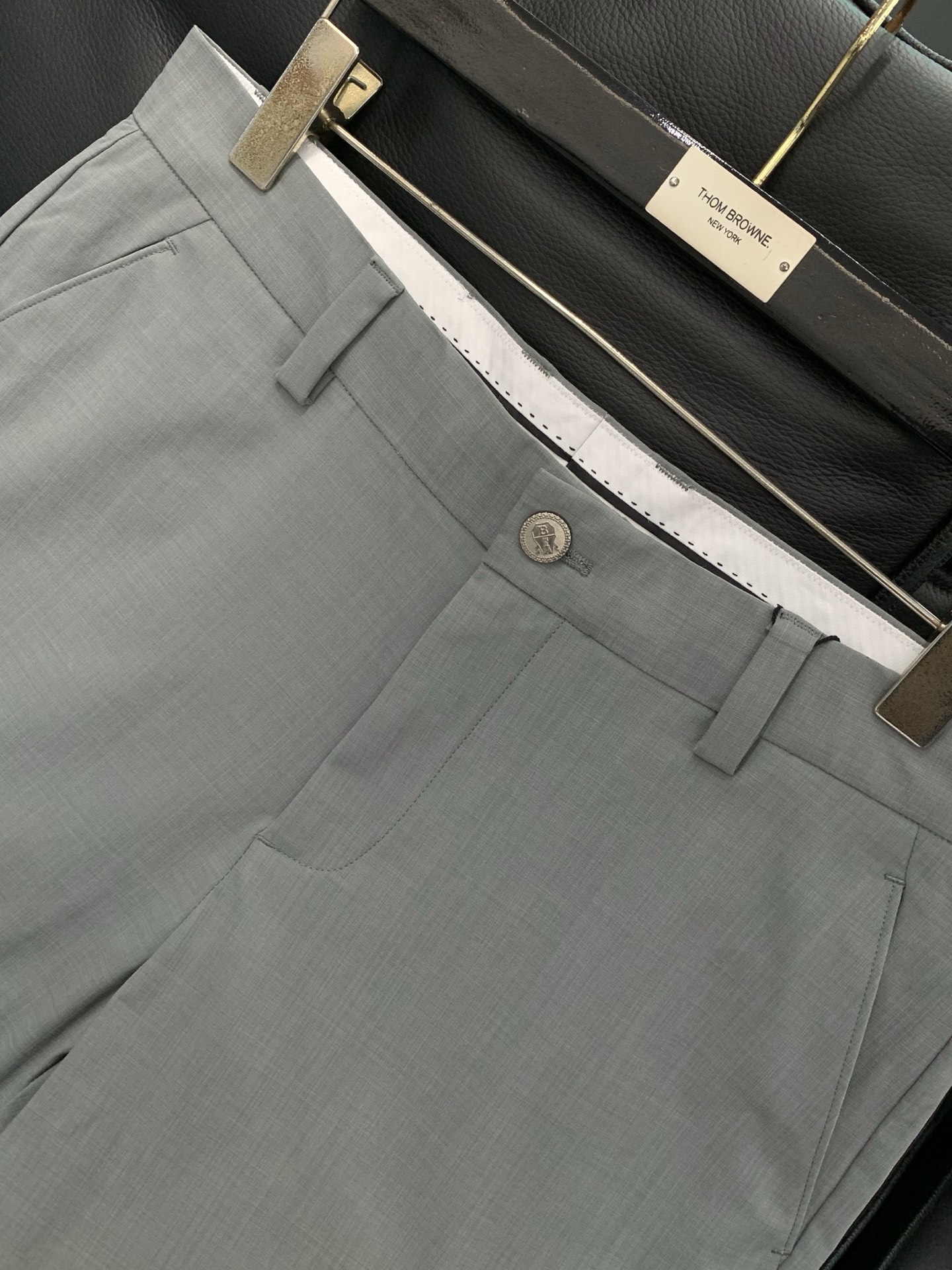 ，意大利神狮，时尚品牌，2026春季新品，时尚休闲西裤，专柜同步有售，原单狠货，采用进口原版面料，独特设