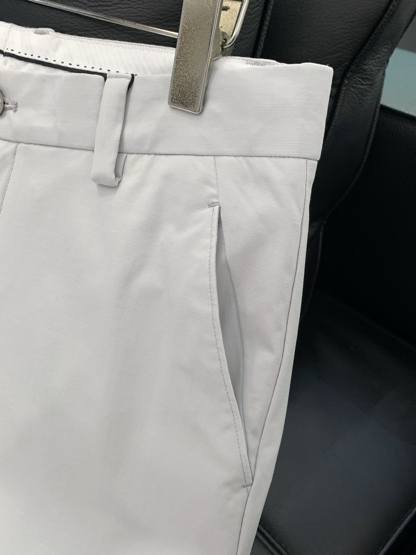 ，意大利神狮，时尚品牌，2026春季新品，时尚休闲西裤，专柜同步有售，原单狠货，采用进口原版面料，独特设