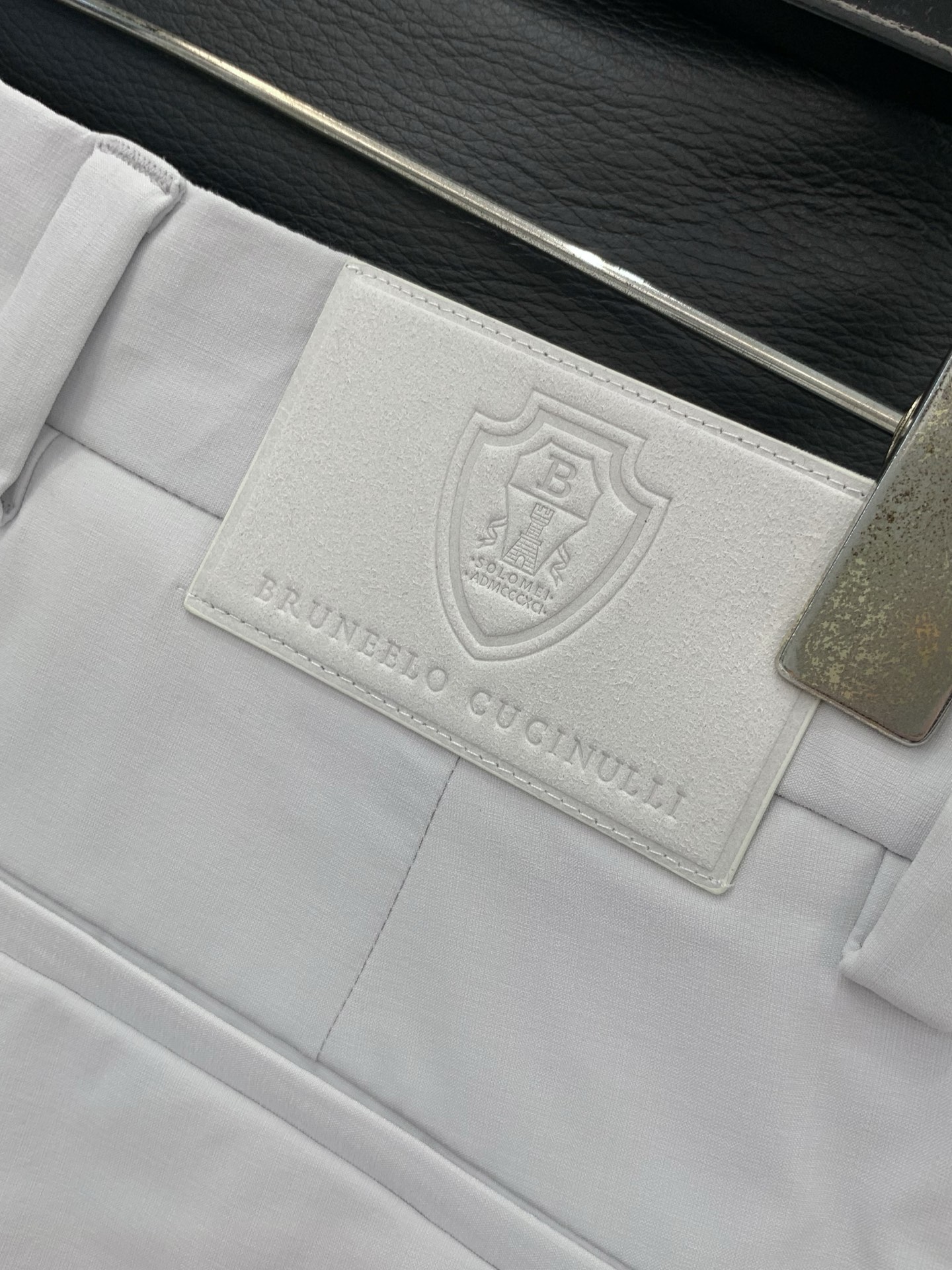 ，意大利神狮，时尚品牌，2026春季新品，时尚休闲西裤，专柜同步有售，原单狠货，采用进口原版面料，独特设