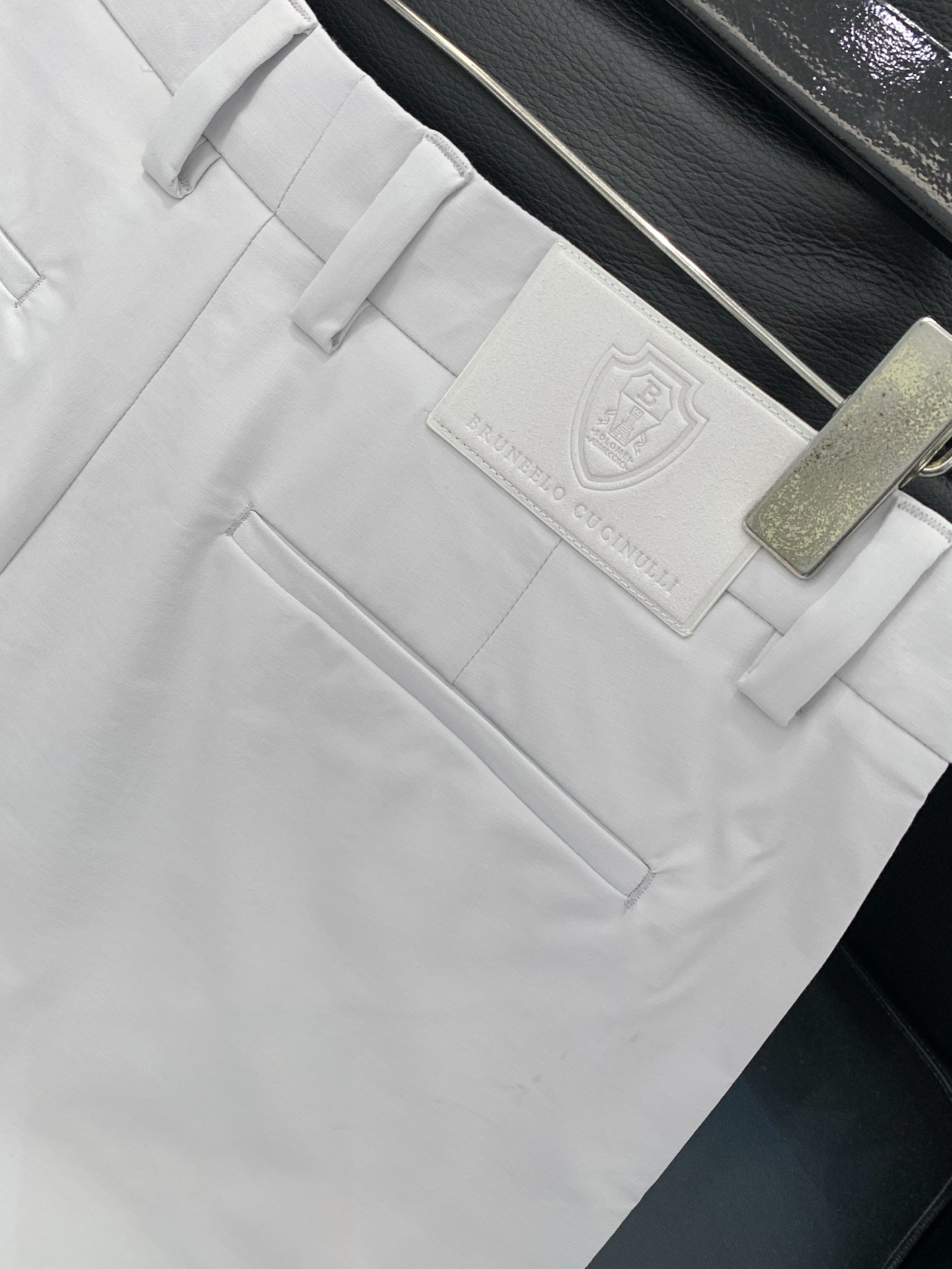 ，意大利神狮，时尚品牌，2026春季新品，时尚休闲西裤，专柜同步有售，原单狠货，采用进口原版面料，独特设