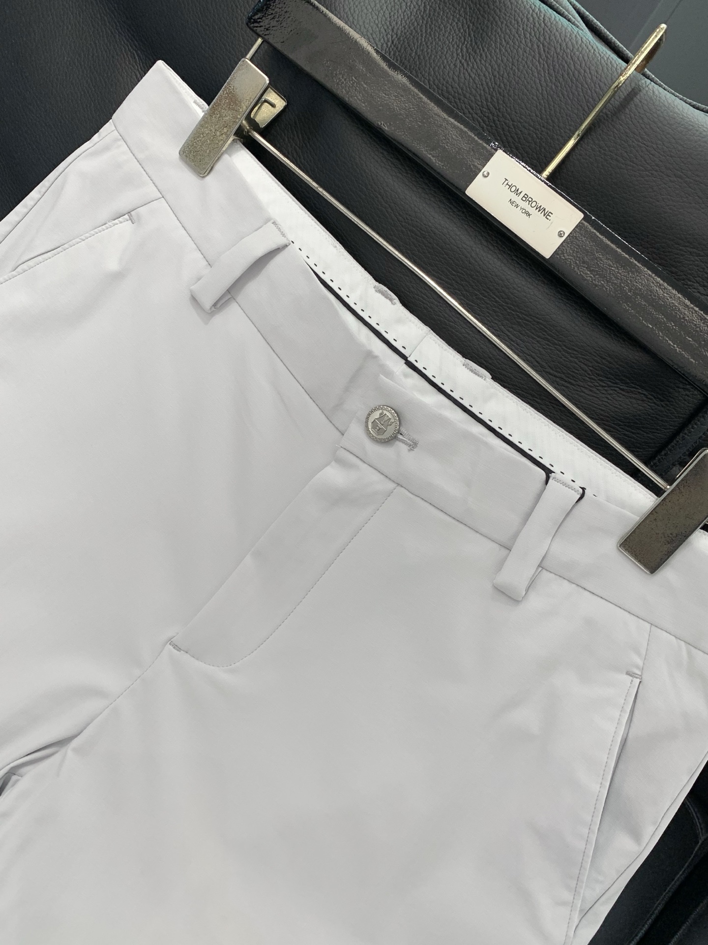 ，意大利神狮，时尚品牌，2026春季新品，时尚休闲西裤，专柜同步有售，原单狠货，采用进口原版面料，独特设