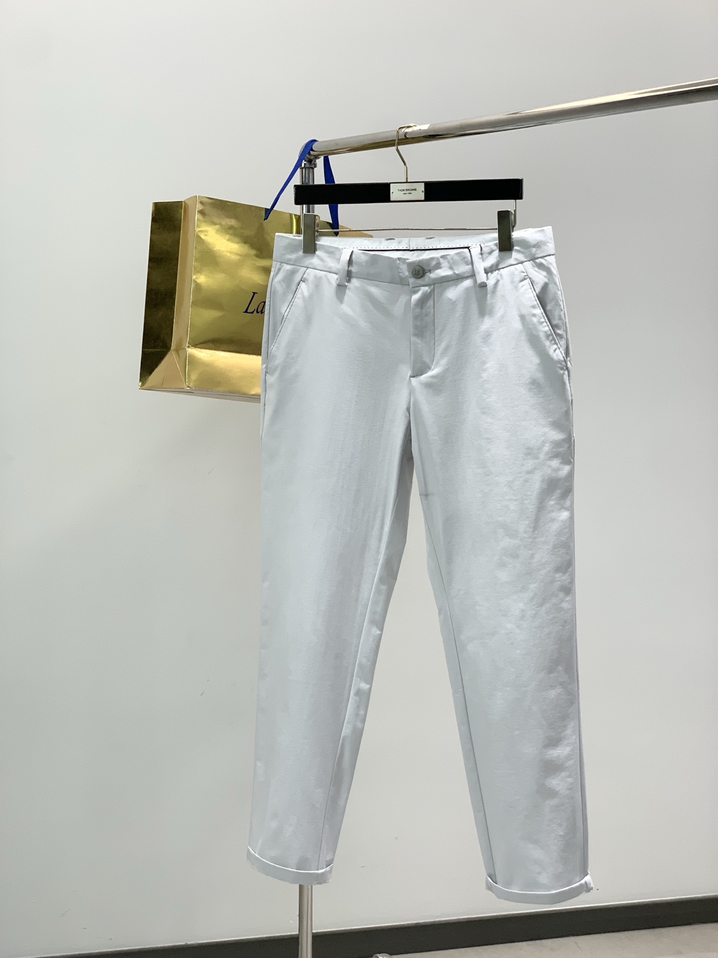 ，意大利神狮，时尚品牌，2026春季新品，时尚休闲西裤，专柜同步有售，原单狠货，采用进口原版面料，独特设