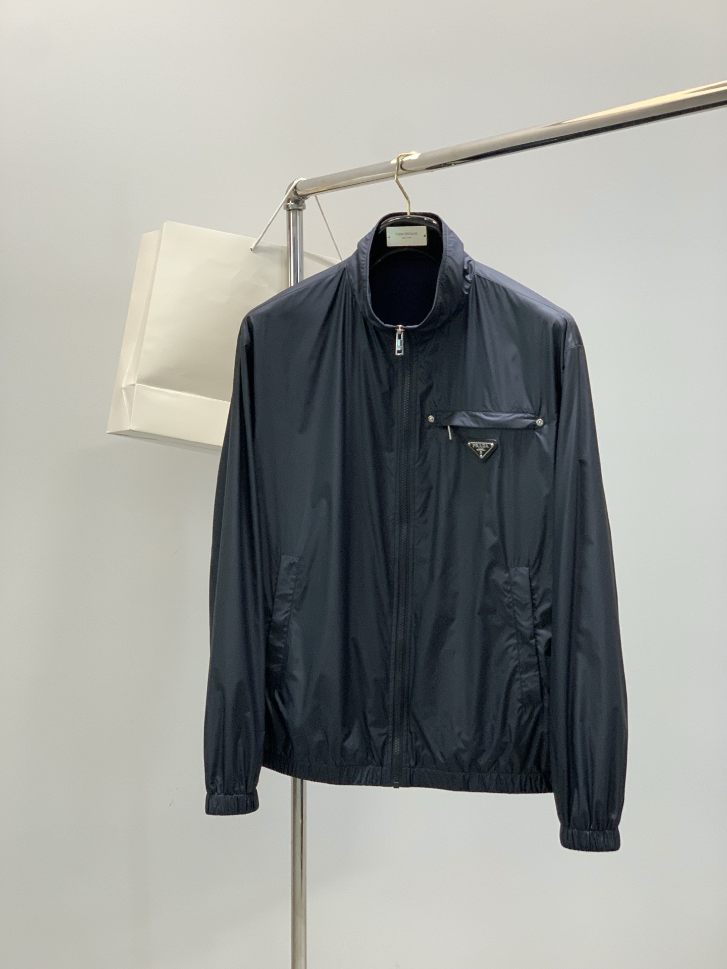 ，PRADA 普拉达，春季最新品，专柜同步有售，时尚休闲立领夹克外套，进口原版面料，做工极为复杂，唯一可