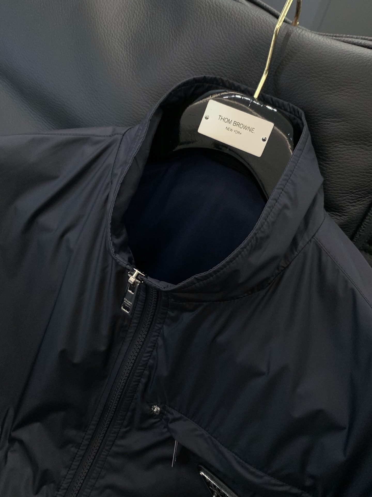 ，PRADA 普拉达，春季最新品，专柜同步有售，时尚休闲立领夹克外套，进口原版面料，做工极为复杂，唯一可