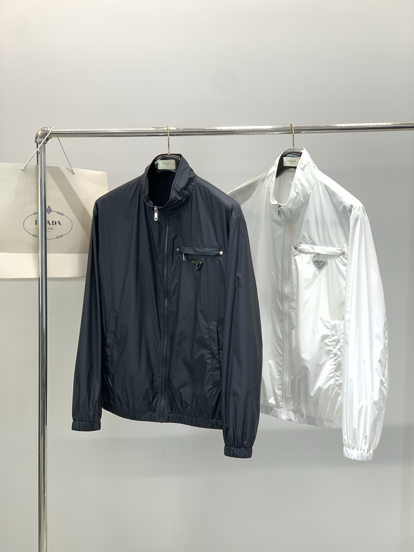 ，PRADA 普拉达，春季最新品，专柜同步有售，时尚休闲立领夹克外套，进口原版面料，做工极为复杂，唯一可