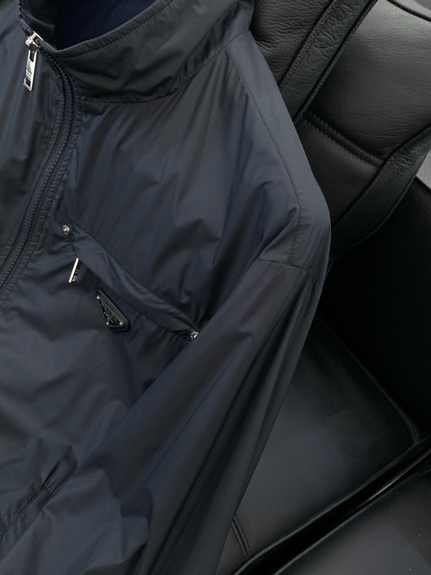 ，PRADA 普拉达，春季最新品，专柜同步有售，时尚休闲立领夹克外套，进口原版面料，做工极为复杂，唯一可