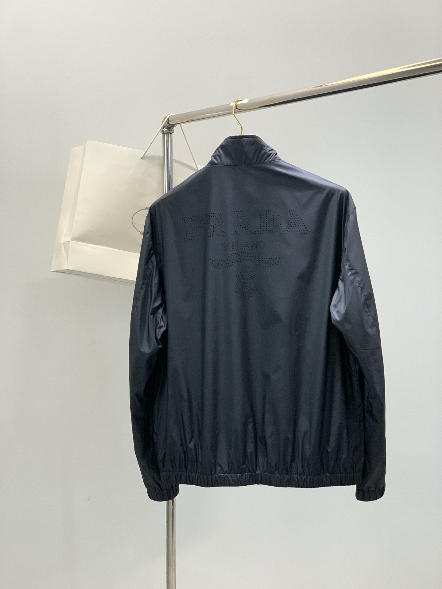 ，PRADA 普拉达，春季最新品，专柜同步有售，时尚休闲立领夹克外套，进口原版面料，做工极为复杂，唯一可