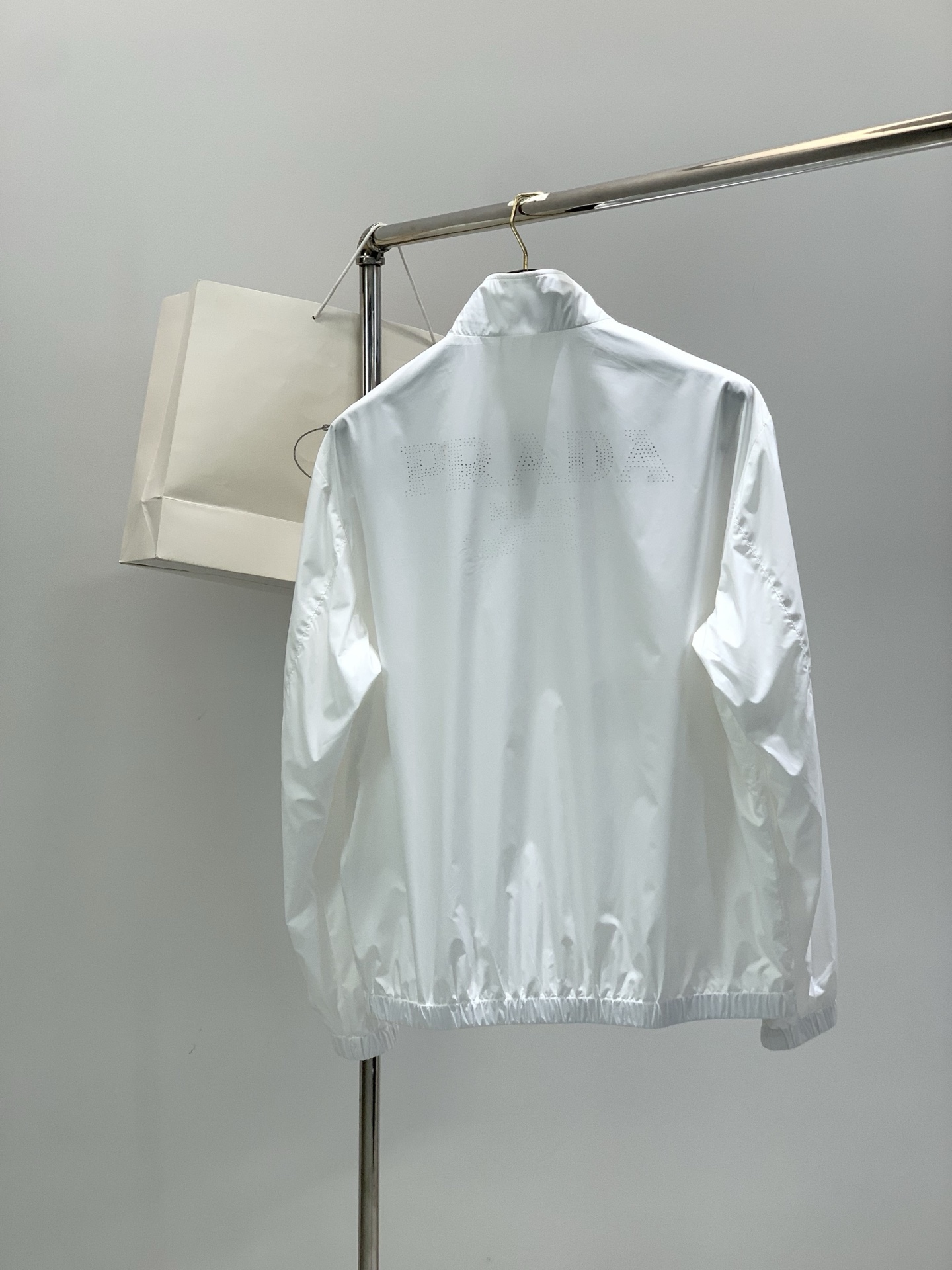 ，PRADA 普拉达，春季最新品，专柜同步有售，时尚休闲立领夹克外套，进口原版面料，做工极为复杂，唯一可