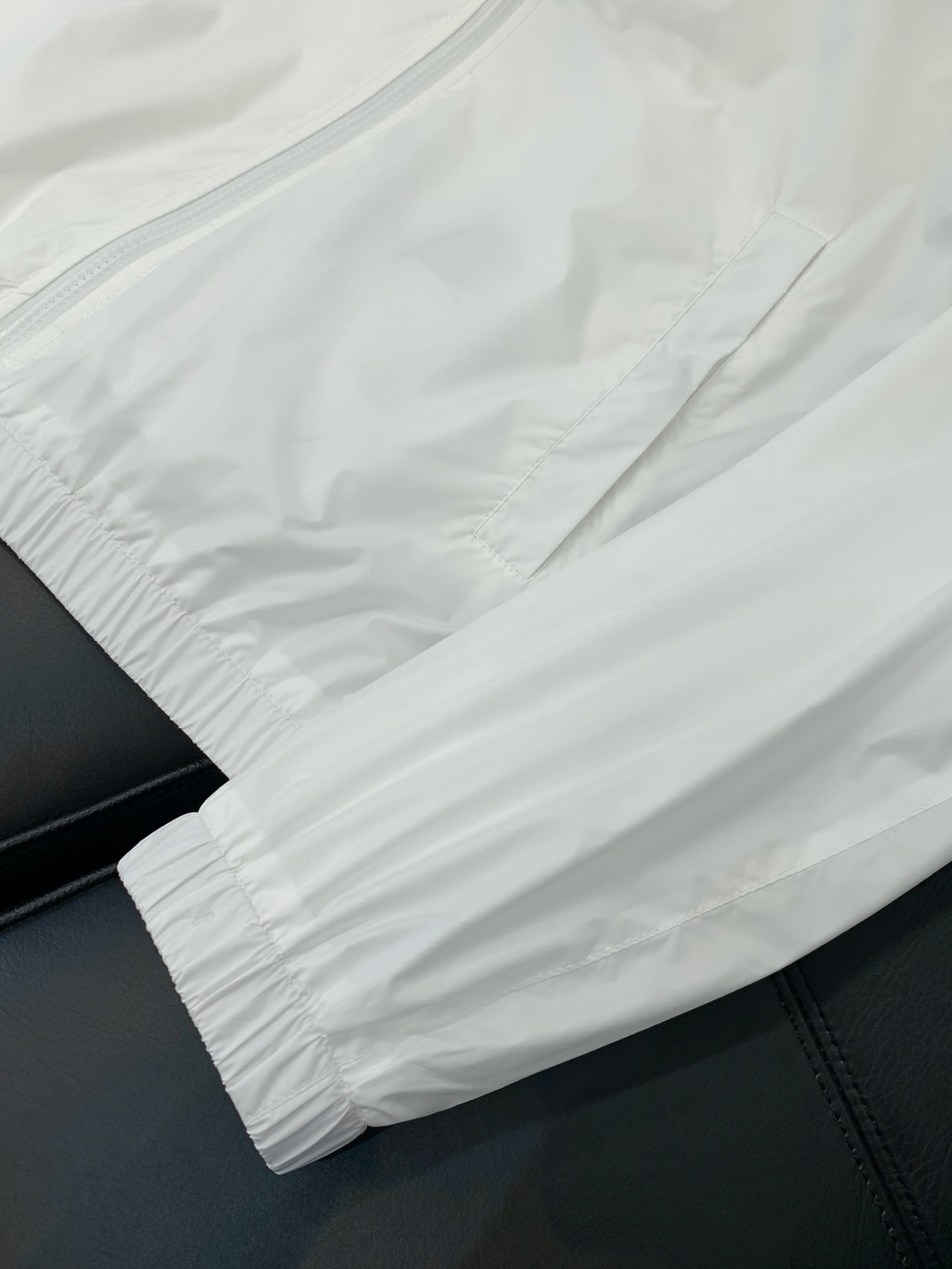 ，PRADA 普拉达，春季最新品，专柜同步有售，时尚休闲立领夹克外套，进口原版面料，做工极为复杂，唯一可