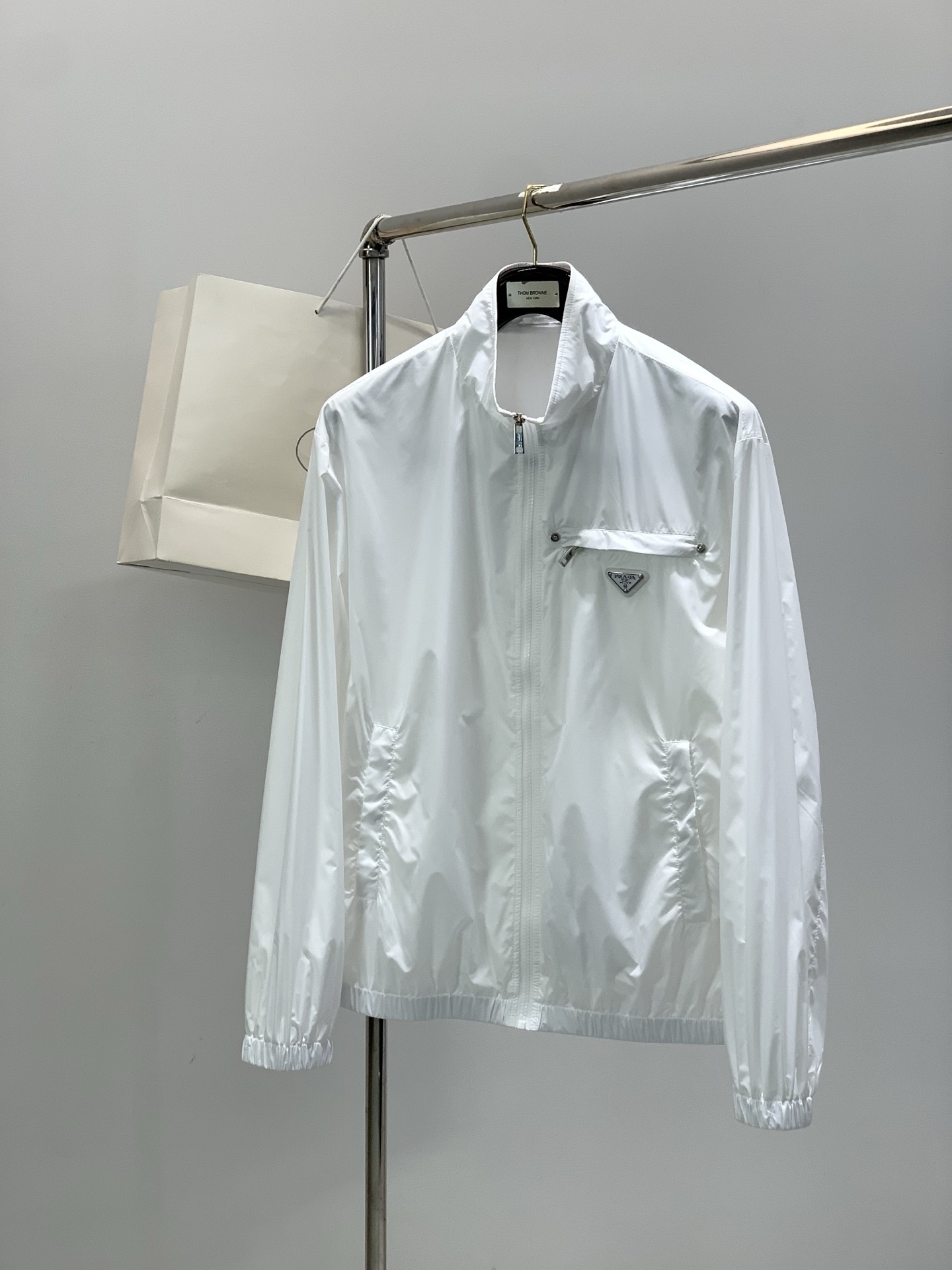 ，PRADA 普拉达，春季最新品，专柜同步有售，时尚休闲立领夹克外套，进口原版面料，做工极为复杂，唯一可