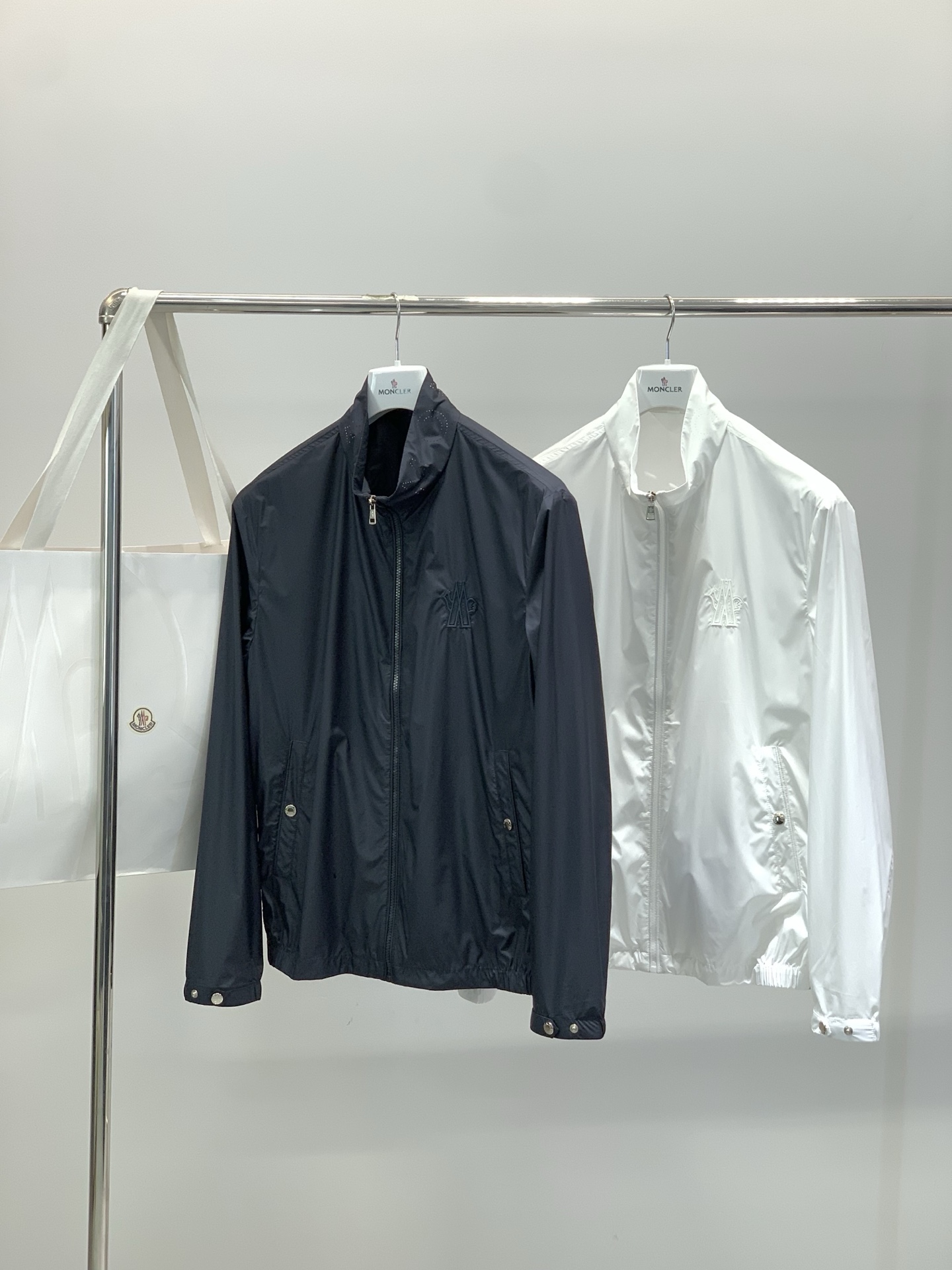 ，Moncler 蒙口，2026春季最新品，专柜同步有售，原单狠货，时尚休闲立领夹克外套，上身舒适！吸睛