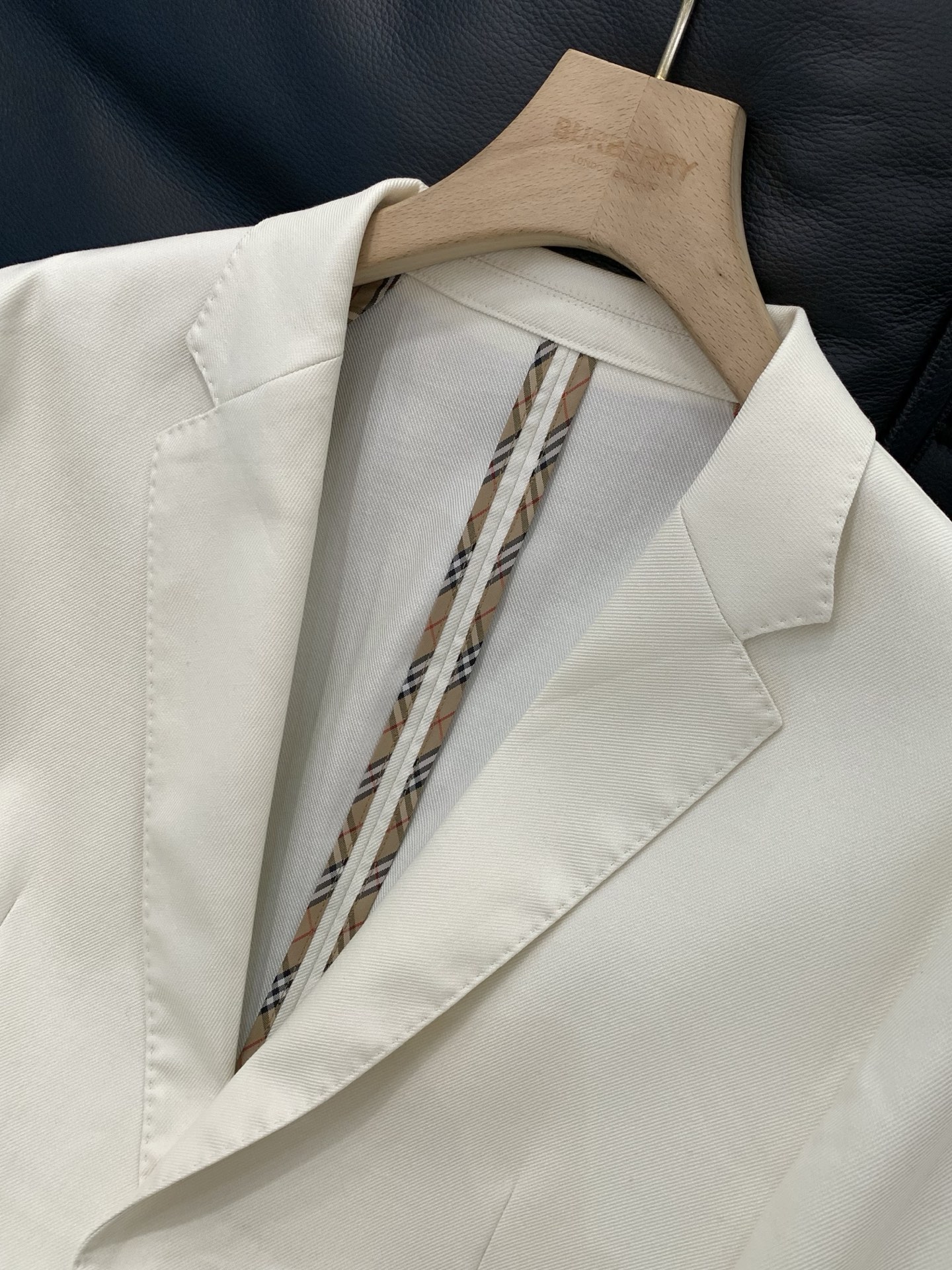 ，Burberry 巴宝莉，2026春季最新品，专柜同步有售，原单狠货，时尚休闲西装外套，进口原版面料，
