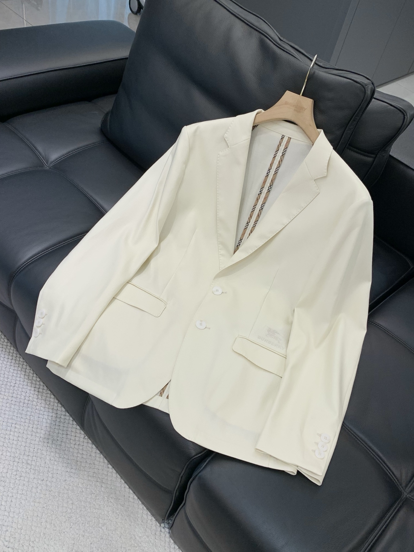 ，Burberry 巴宝莉，2026春季最新品，专柜同步有售，原单狠货，时尚休闲西装外套，进口原版面料，