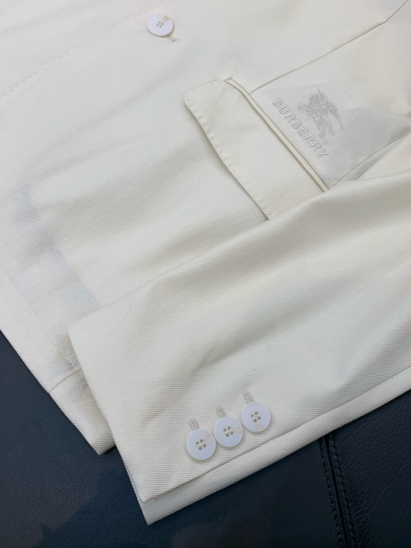 ，Burberry 巴宝莉，2026春季最新品，专柜同步有售，原单狠货，时尚休闲西装外套，进口原版面料，