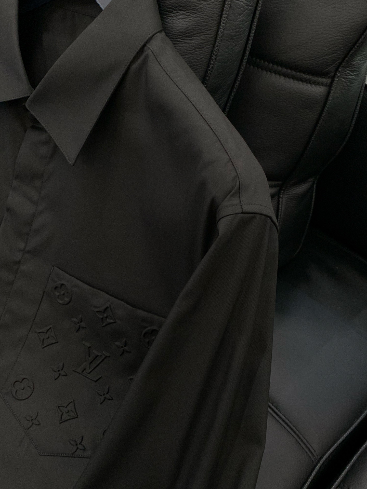 ，LouisVuitton 路易威登，春季最新款，专柜同步有售，原单狠货，时尚休闲长袖衬衫，上身很有特点