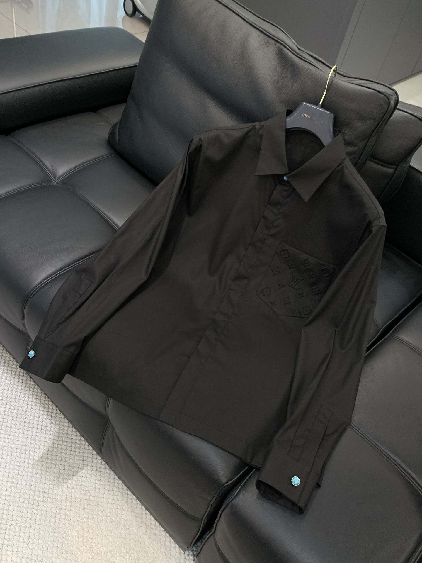 ，LouisVuitton 路易威登，春季最新款，专柜同步有售，原单狠货，时尚休闲长袖衬衫，上身很有特点