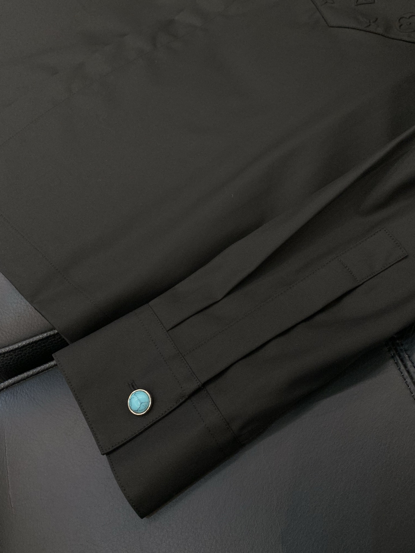 ，LouisVuitton 路易威登，春季最新款，专柜同步有售，原单狠货，时尚休闲长袖衬衫，上身很有特点