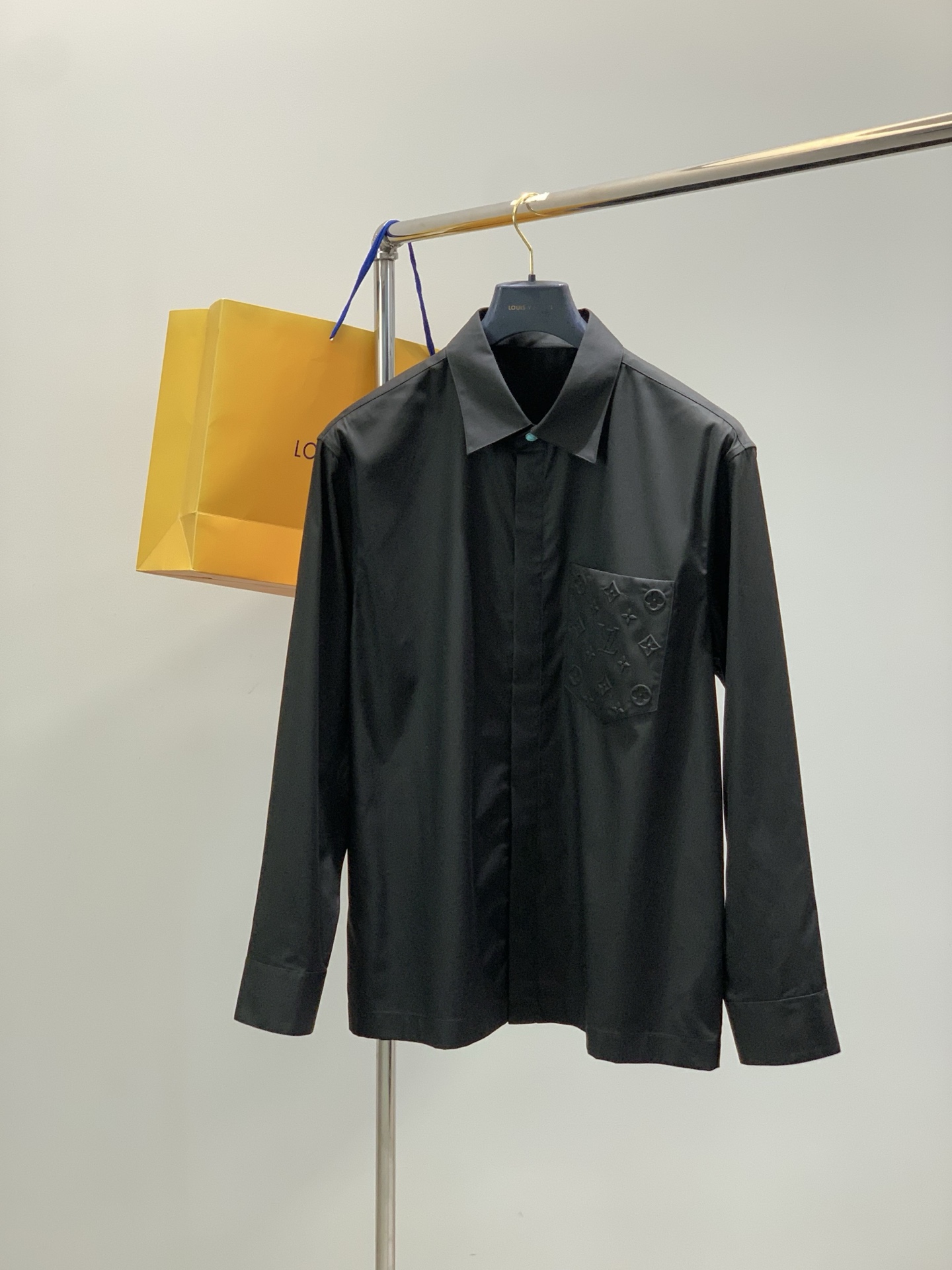 ，LouisVuitton 路易威登，春季最新款，专柜同步有售，原单狠货，时尚休闲长袖衬衫，上身很有特点