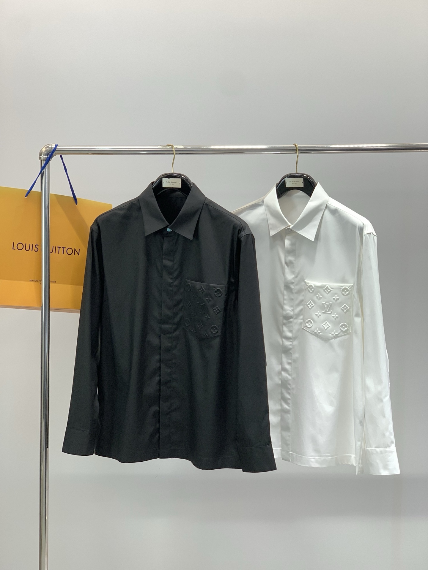 ，LouisVuitton 路易威登，春季最新款，专柜同步有售，原单狠货，时尚休闲长袖衬衫，上身很有特点