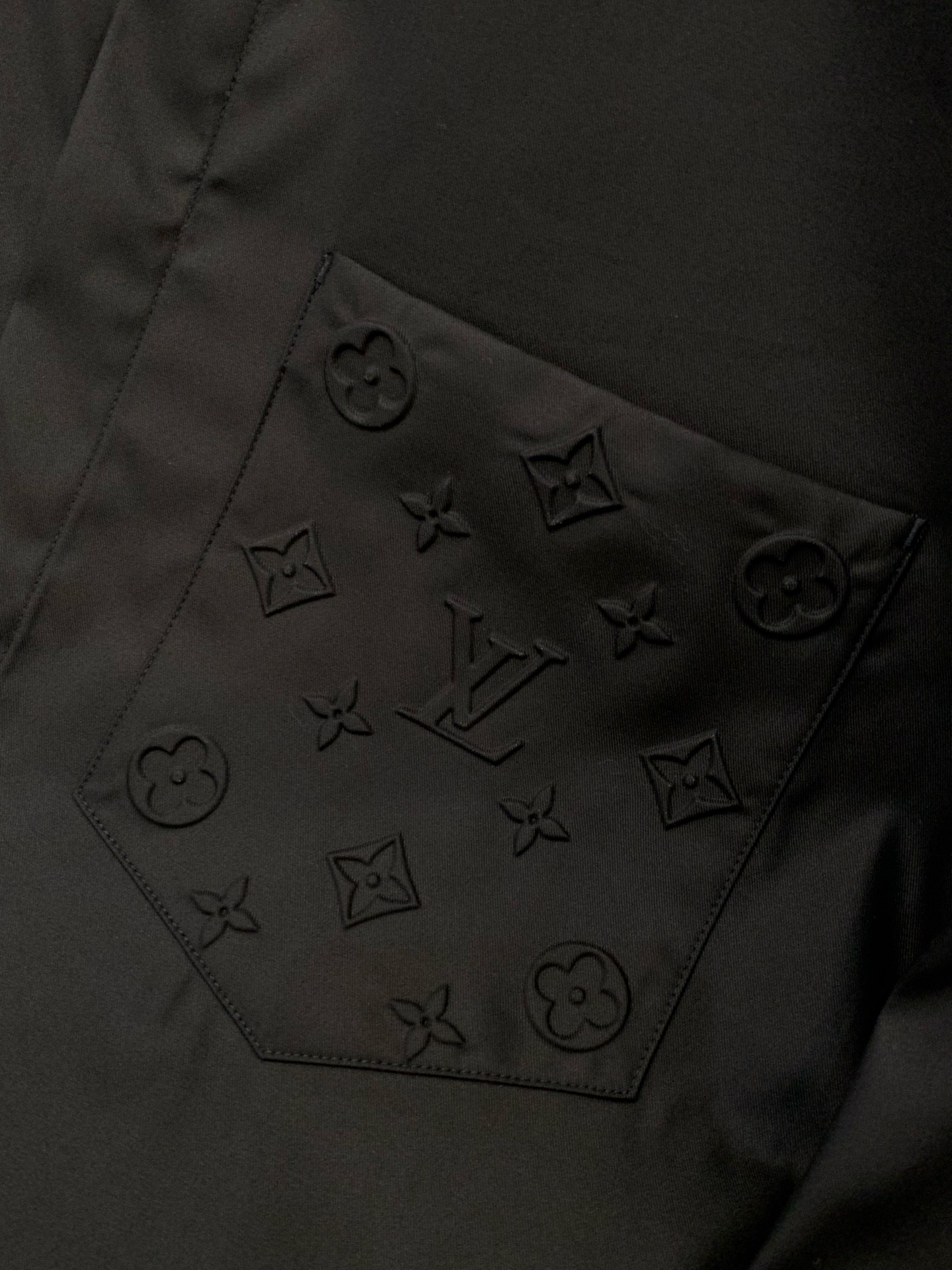 ，LouisVuitton 路易威登，春季最新款，专柜同步有售，原单狠货，时尚休闲长袖衬衫，上身很有特点