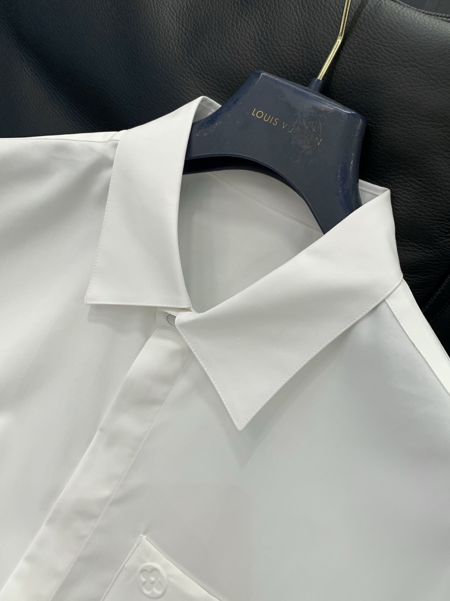 ，LouisVuitton 路易威登，春季最新款，专柜同步有售，原单狠货，时尚休闲长袖衬衫，上身很有特点