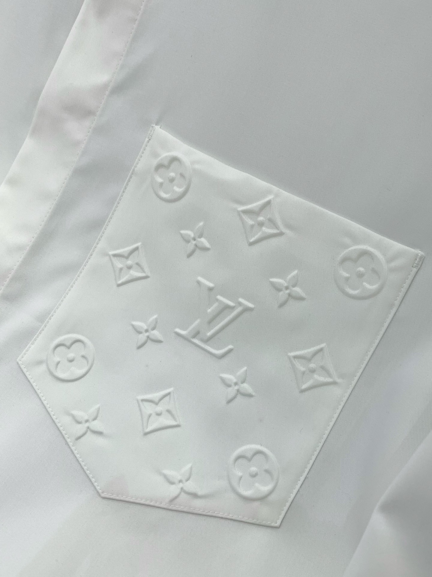 ，LouisVuitton 路易威登，春季最新款，专柜同步有售，原单狠货，时尚休闲长袖衬衫，上身很有特点