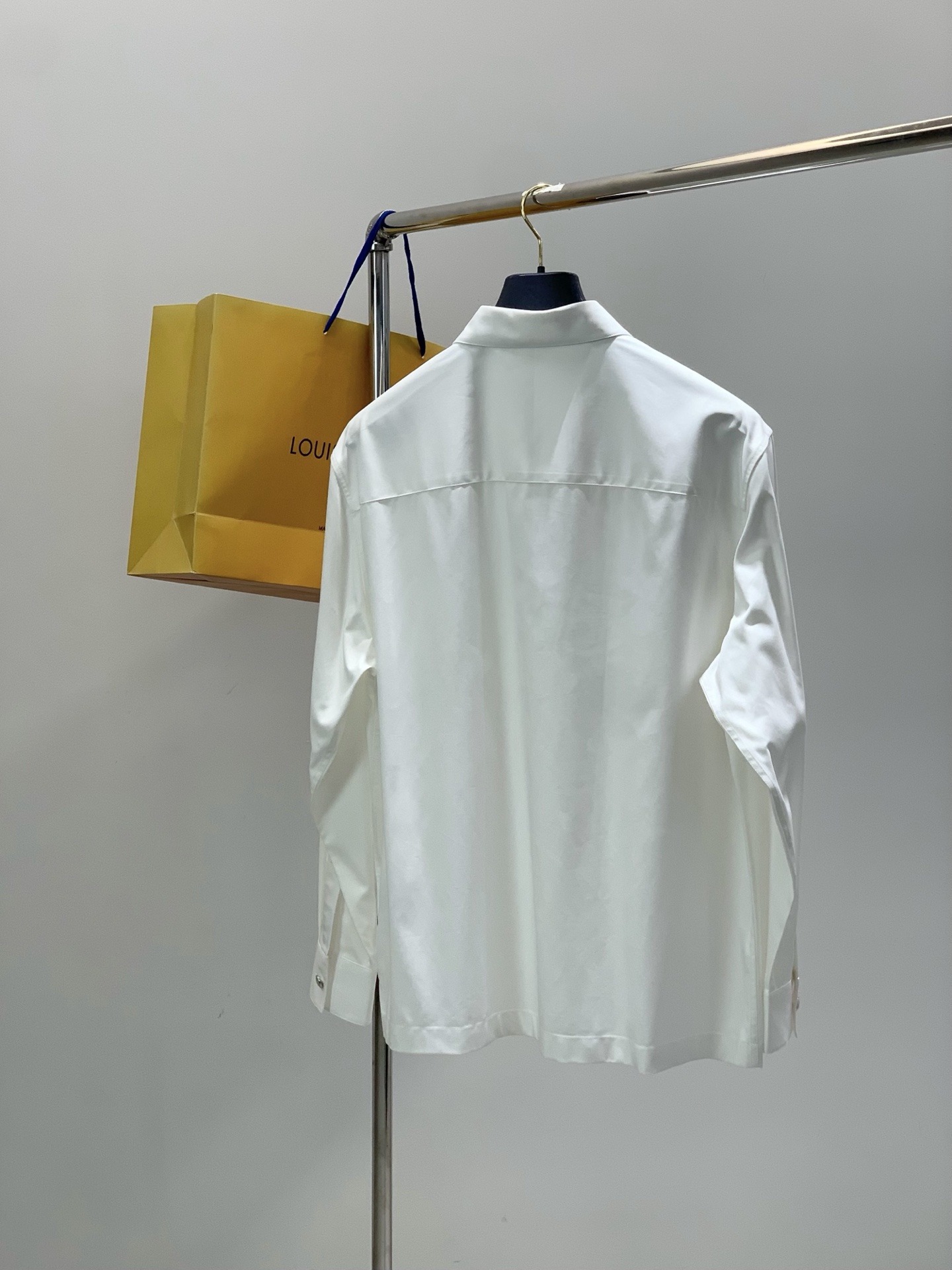 ，LouisVuitton 路易威登，春季最新款，专柜同步有售，原单狠货，时尚休闲长袖衬衫，上身很有特点